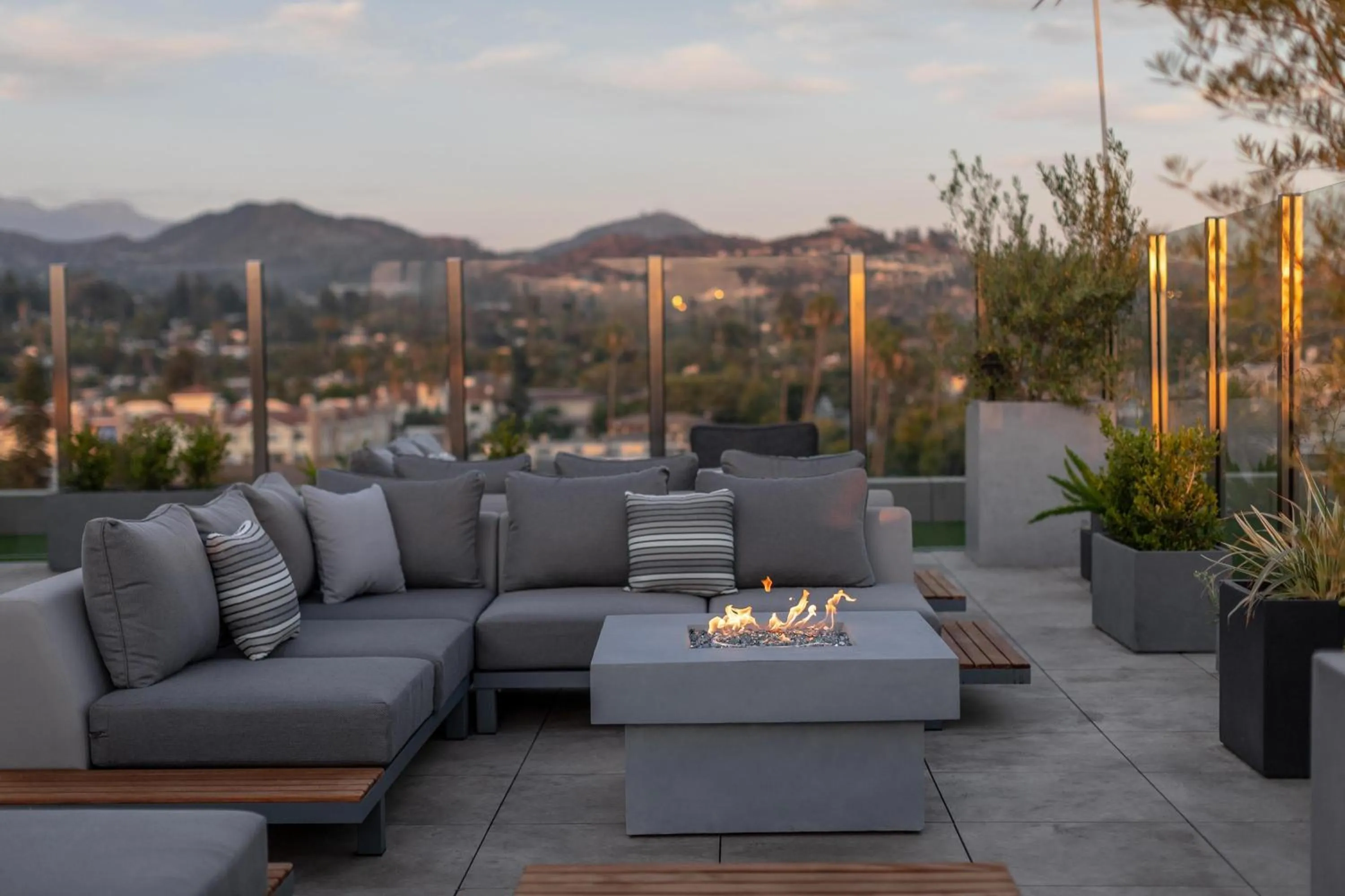 Lounge or bar in The Glenmark, Glendale, a Tribute Portfolio Hotel