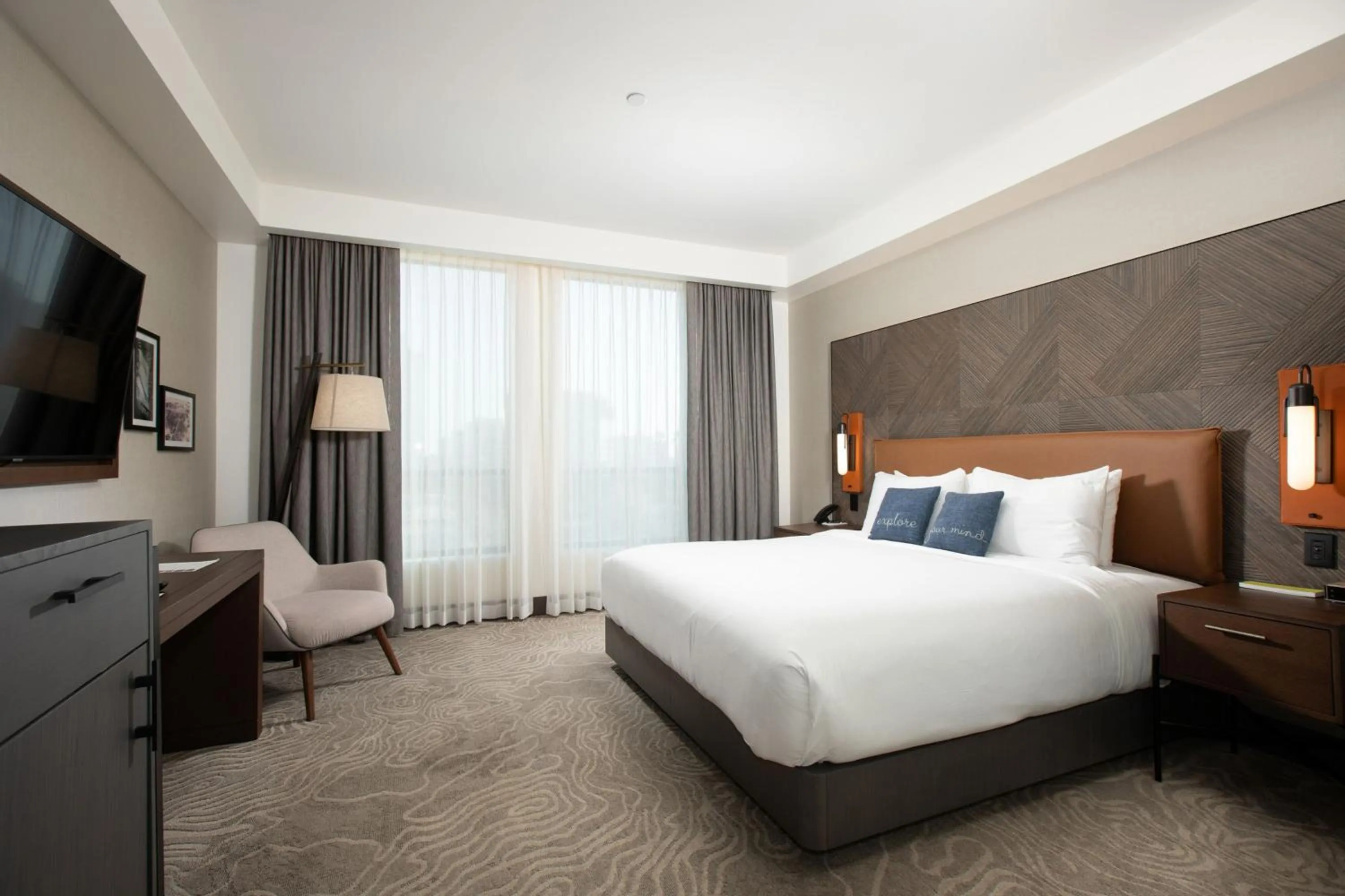 Photo of the whole room, Bed in The Glenmark, Glendale, a Tribute Portfolio Hotel