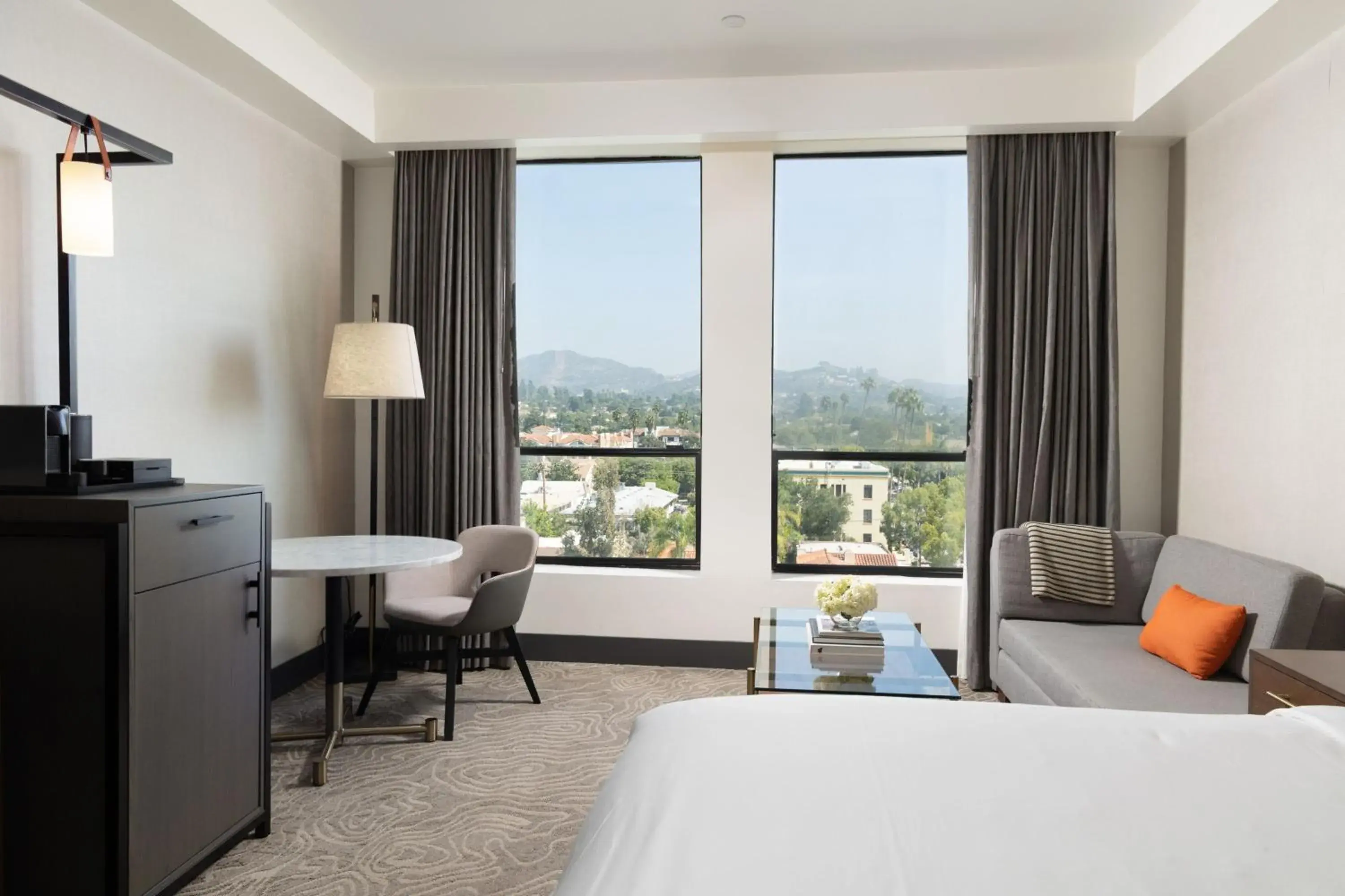 Photo of the whole room, Bed in The Glenmark, Glendale, a Tribute Portfolio Hotel Photo of the whole room, Bed in The Glenmark, Glendale, a Tribute Portfolio Hotel