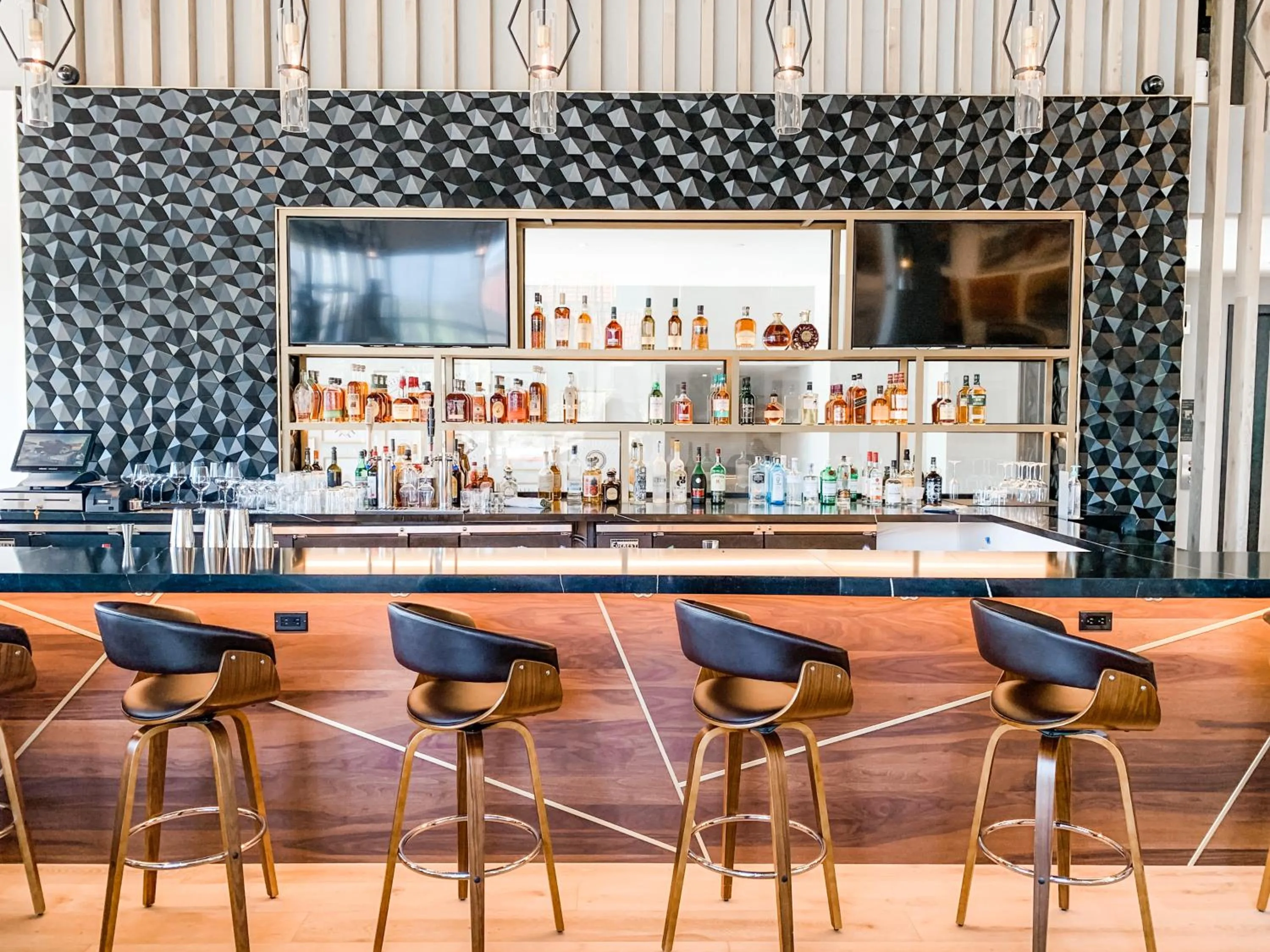 Lounge or bar in The Glenmark, Glendale, a Tribute Portfolio Hotel