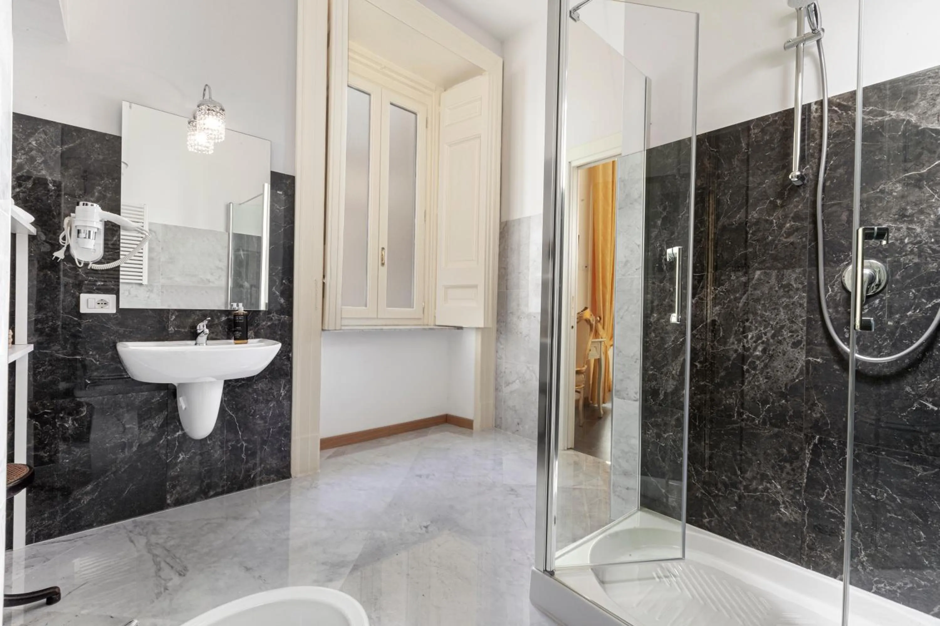 Shower in Relais Antica Napoli