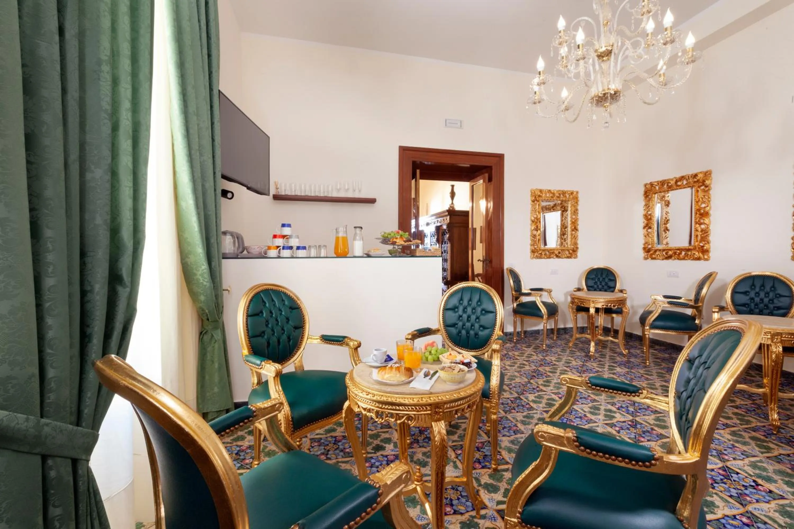 Communal lounge/ TV room in Relais Antica Napoli