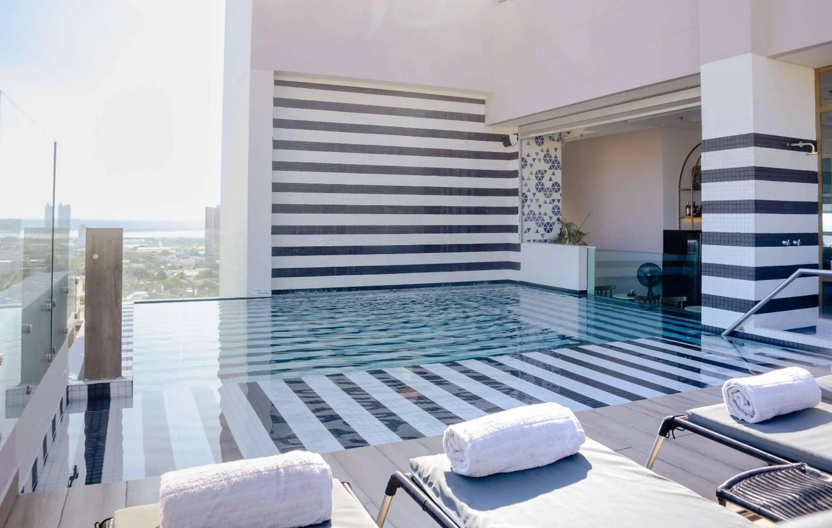 Swimming pool in Faranda Collection Barranquilla, a member of Radisson Individuals Swimming pool in Faranda Collection Barranquilla, a member of Radisson Individuals