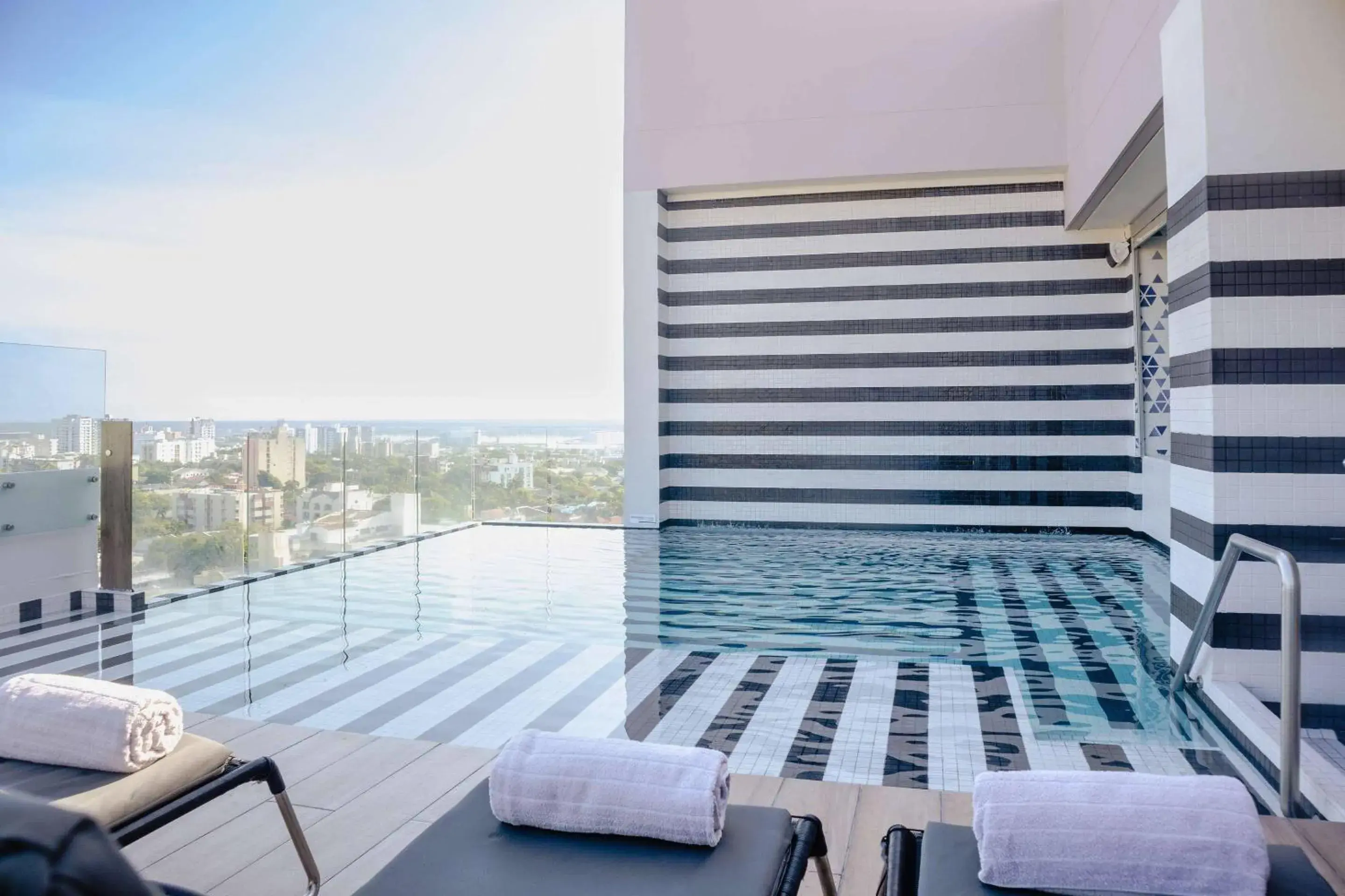 Swimming pool in Faranda Collection Barranquilla, a member of Radisson Individuals Swimming pool in Faranda Collection Barranquilla, a member of Radisson Individuals