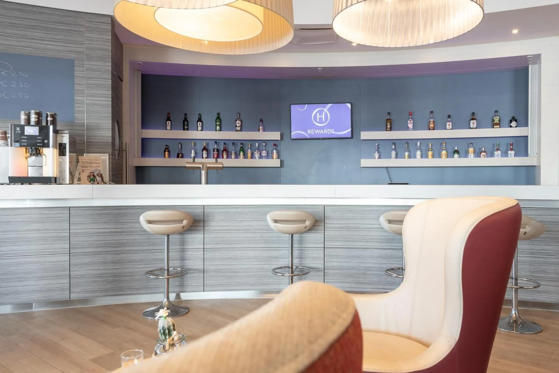 Lounge or bar in IntercityHotel Kiel