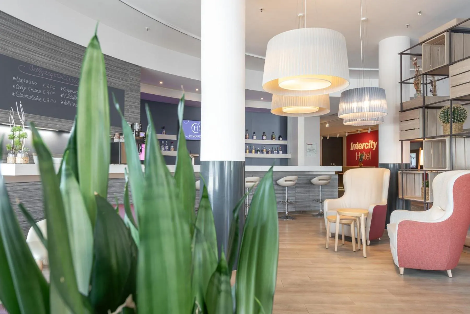 Lounge or bar in IntercityHotel Kiel