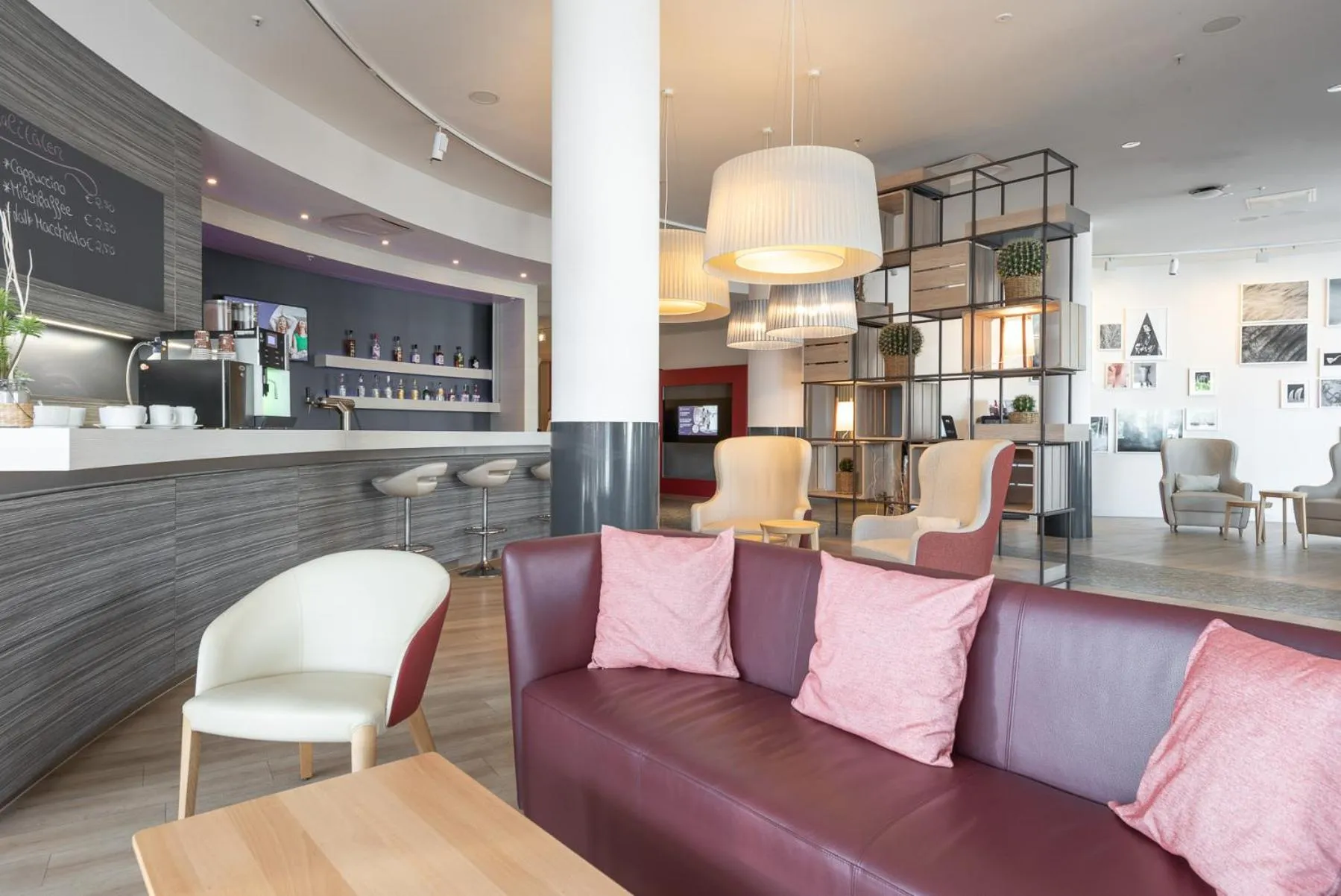 Lounge or bar in IntercityHotel Kiel