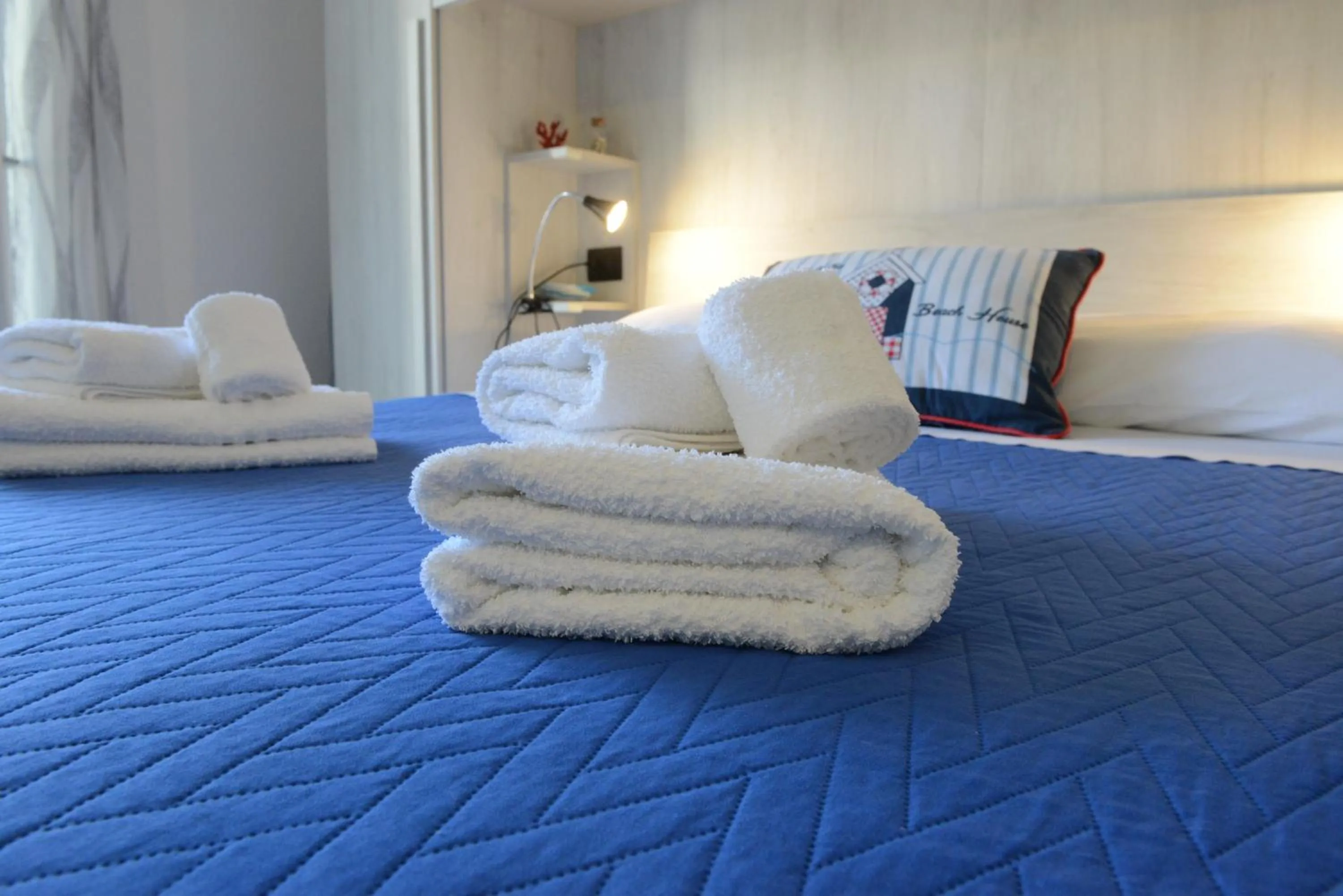 Photo of the whole room in B&B LaMarina