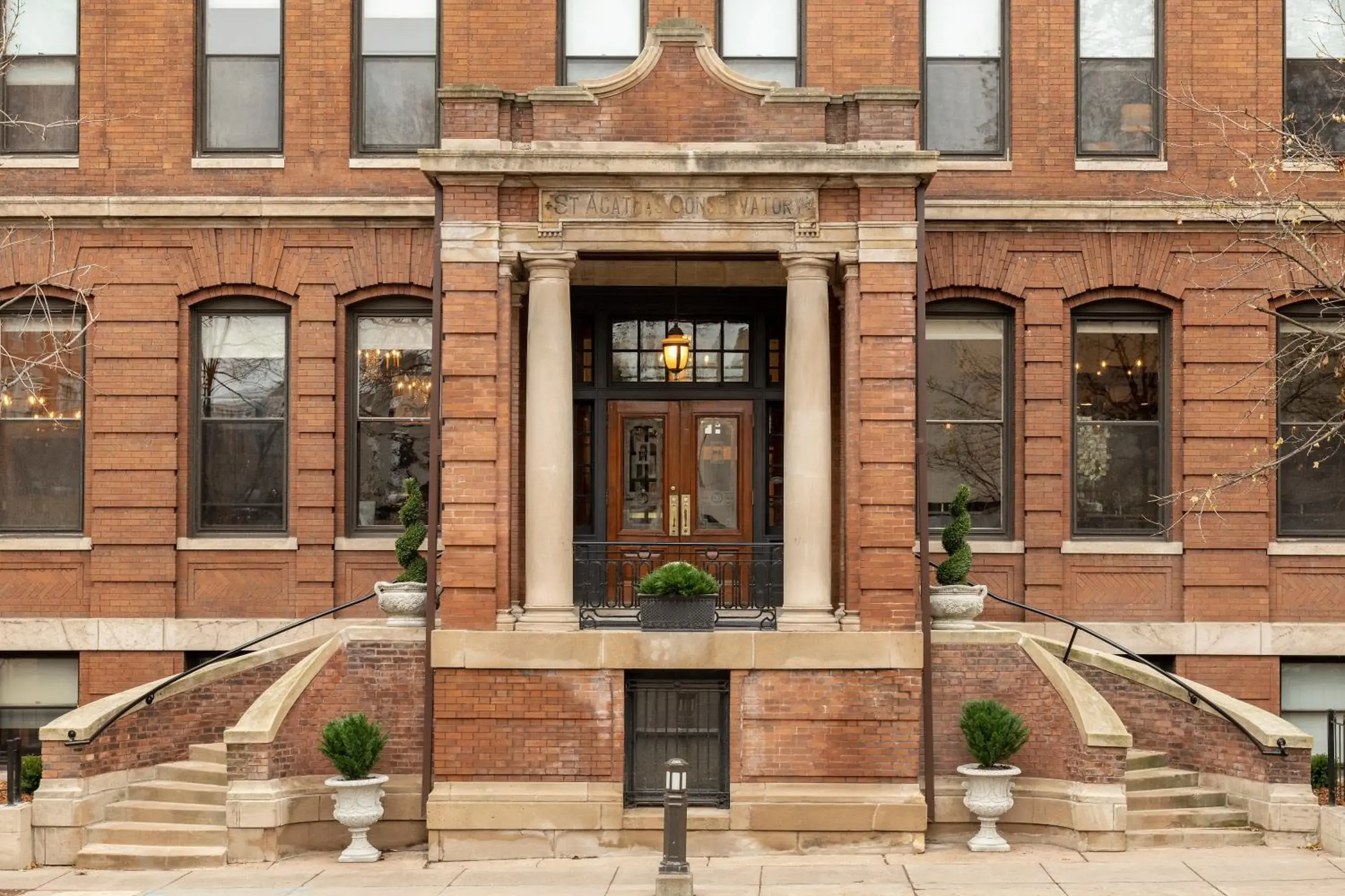 Property building in Celeste of St Paul Property building in Celeste of St Paul