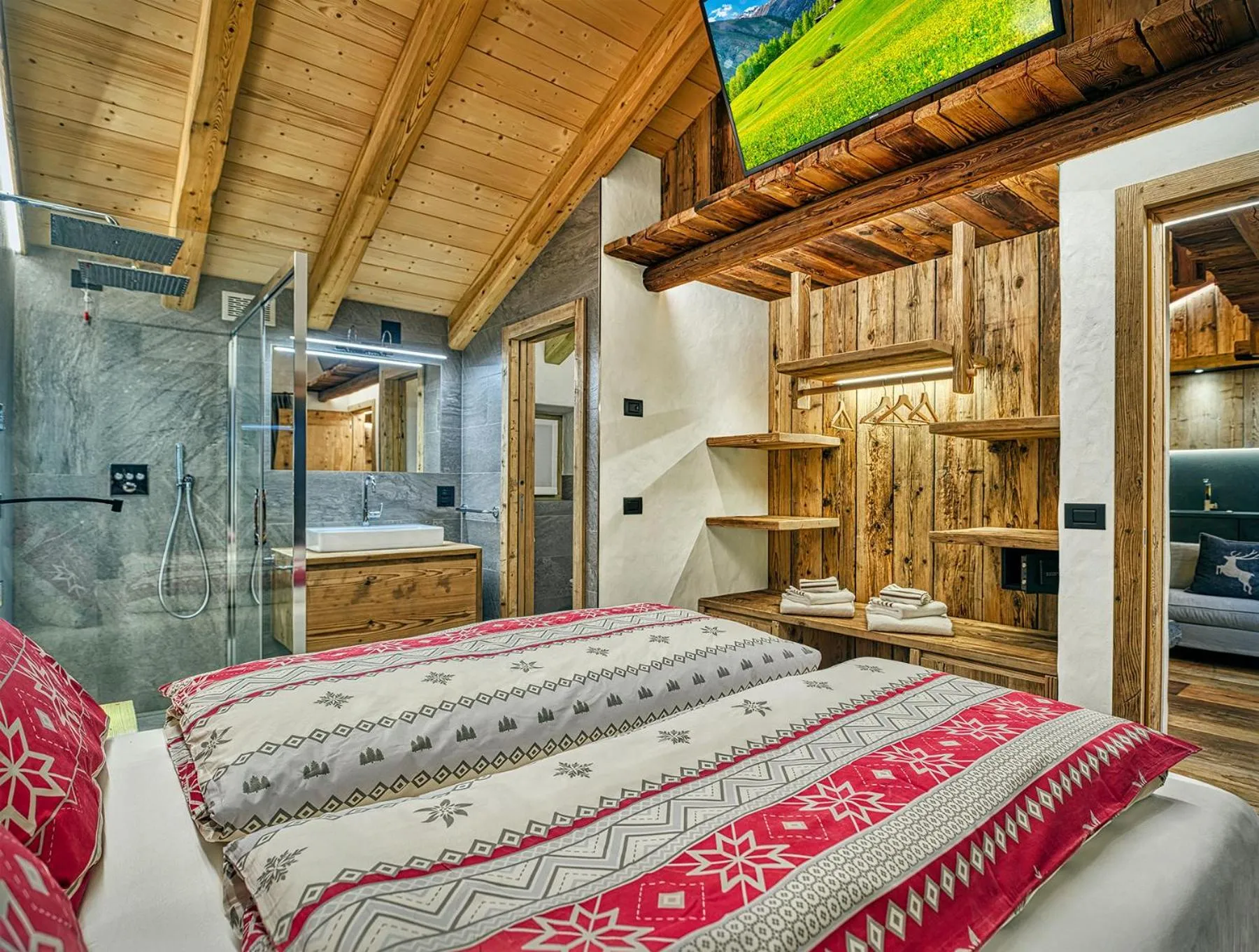 Photo of the whole room, Bed in Le Chalet Luxury Apartment