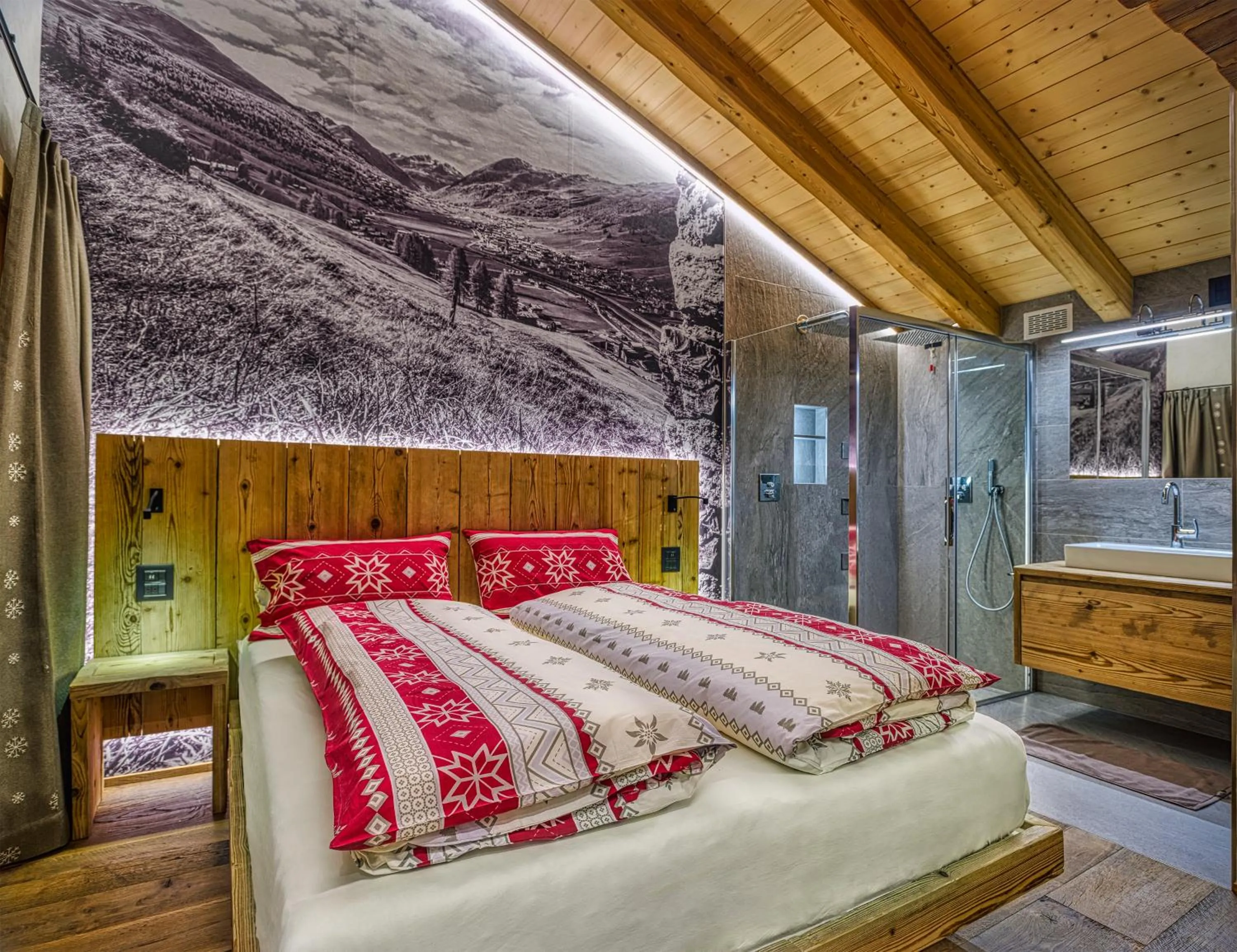Photo of the whole room, Bed in Le Chalet Luxury Apartment