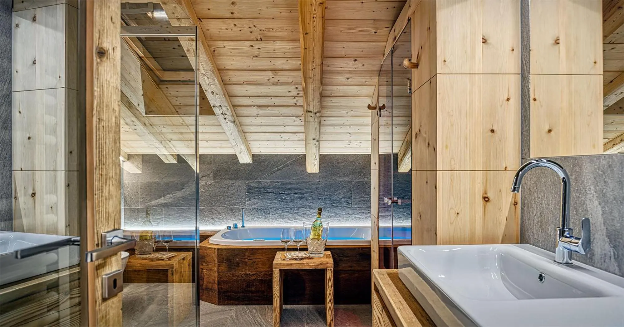 Hot Tub in Le Chalet Luxury Apartment