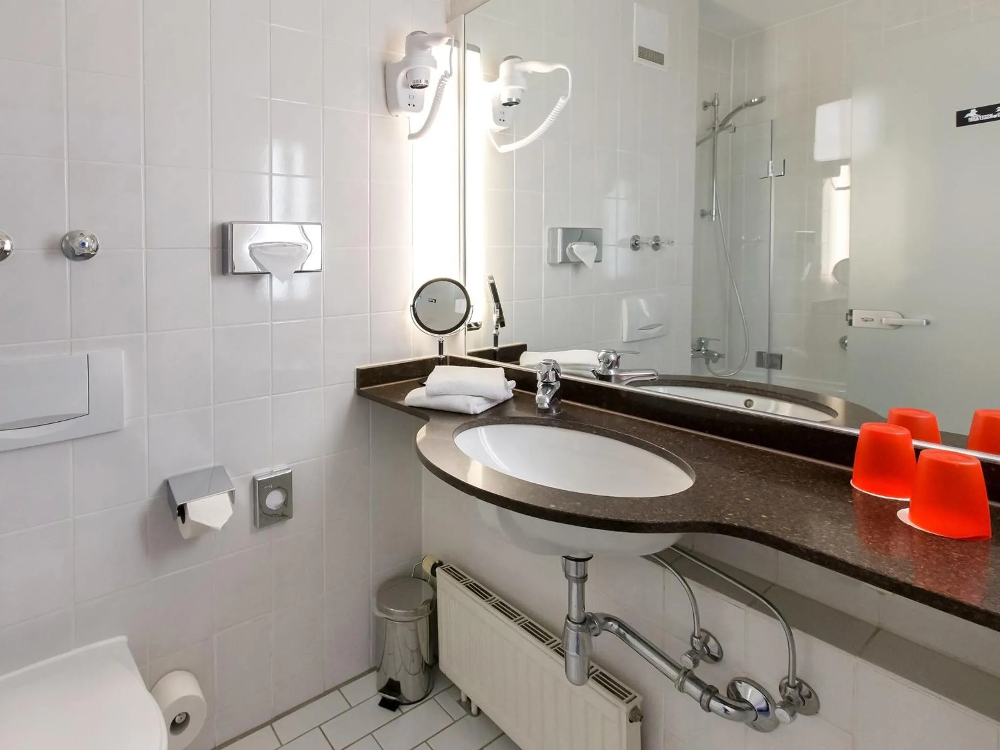 Bathroom in DORMERO Hotel München-Kirchheim Messe