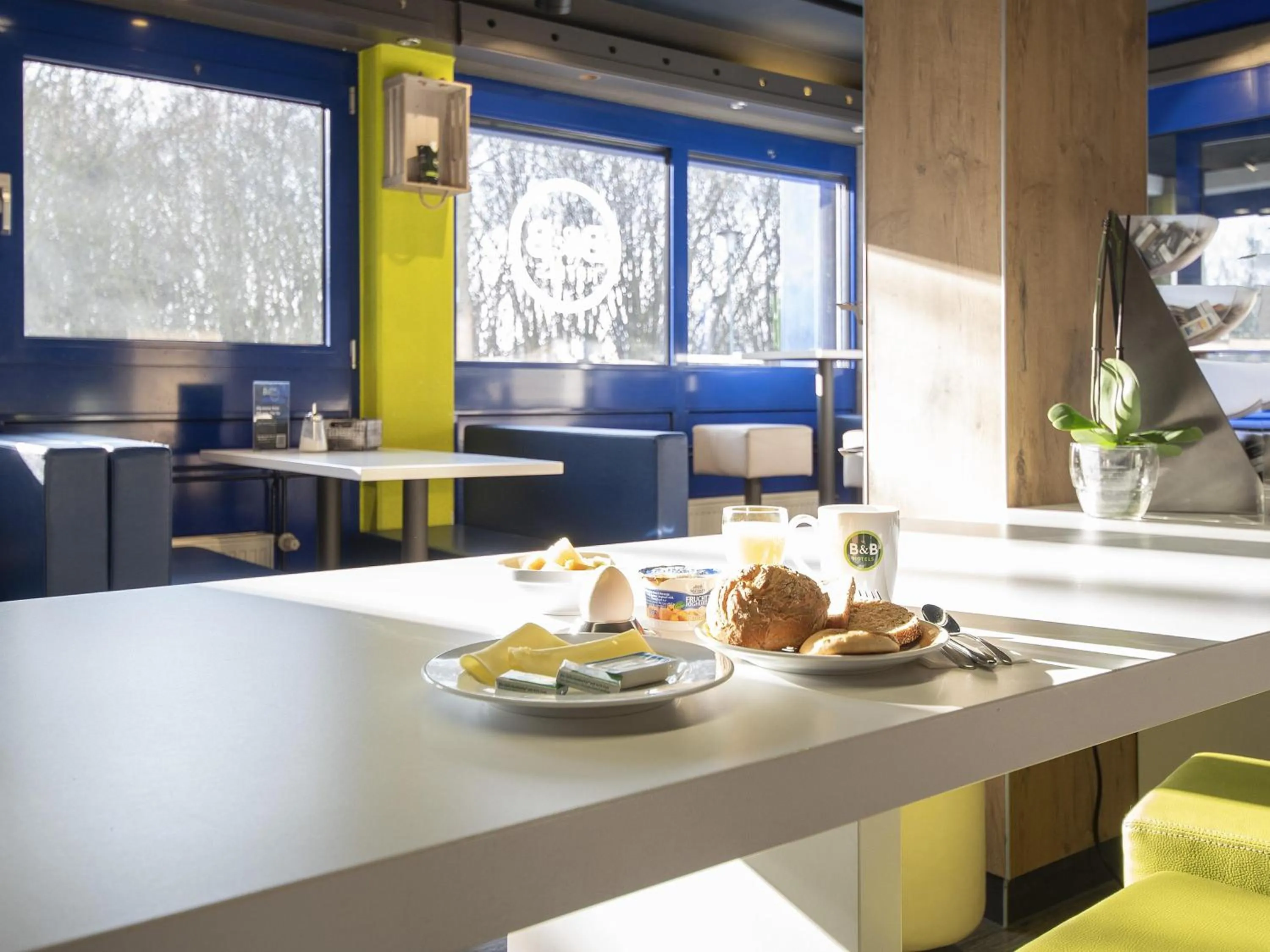 Restaurant/places to eat in B&B HOTEL Düren