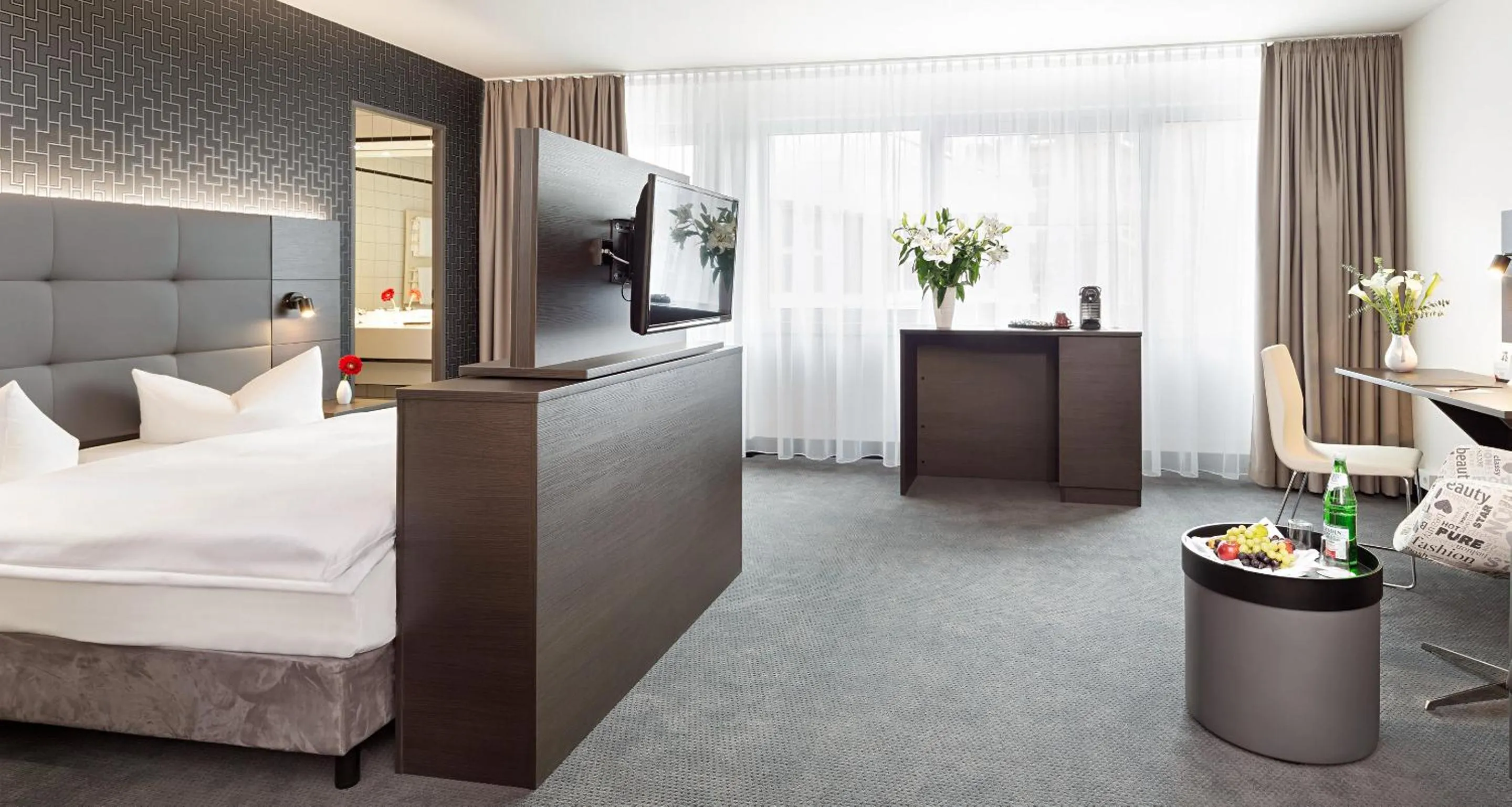 TV and multimedia, Bed in Victor's Residenz-Hotel Berlin Tegel