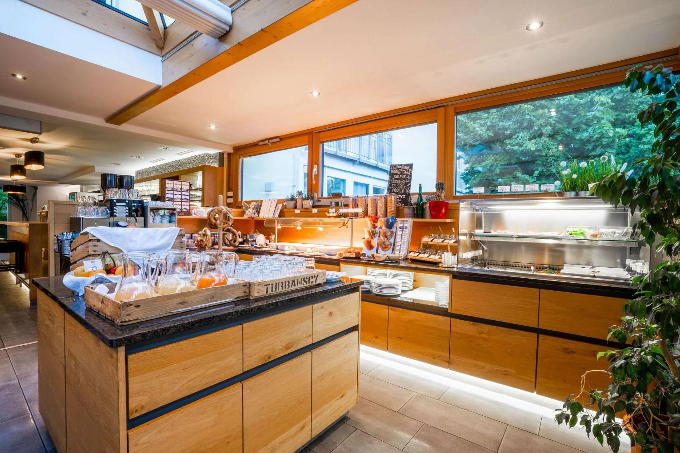 Restaurant/places to eat in Quality Hotel & Suites Muenchen Messe