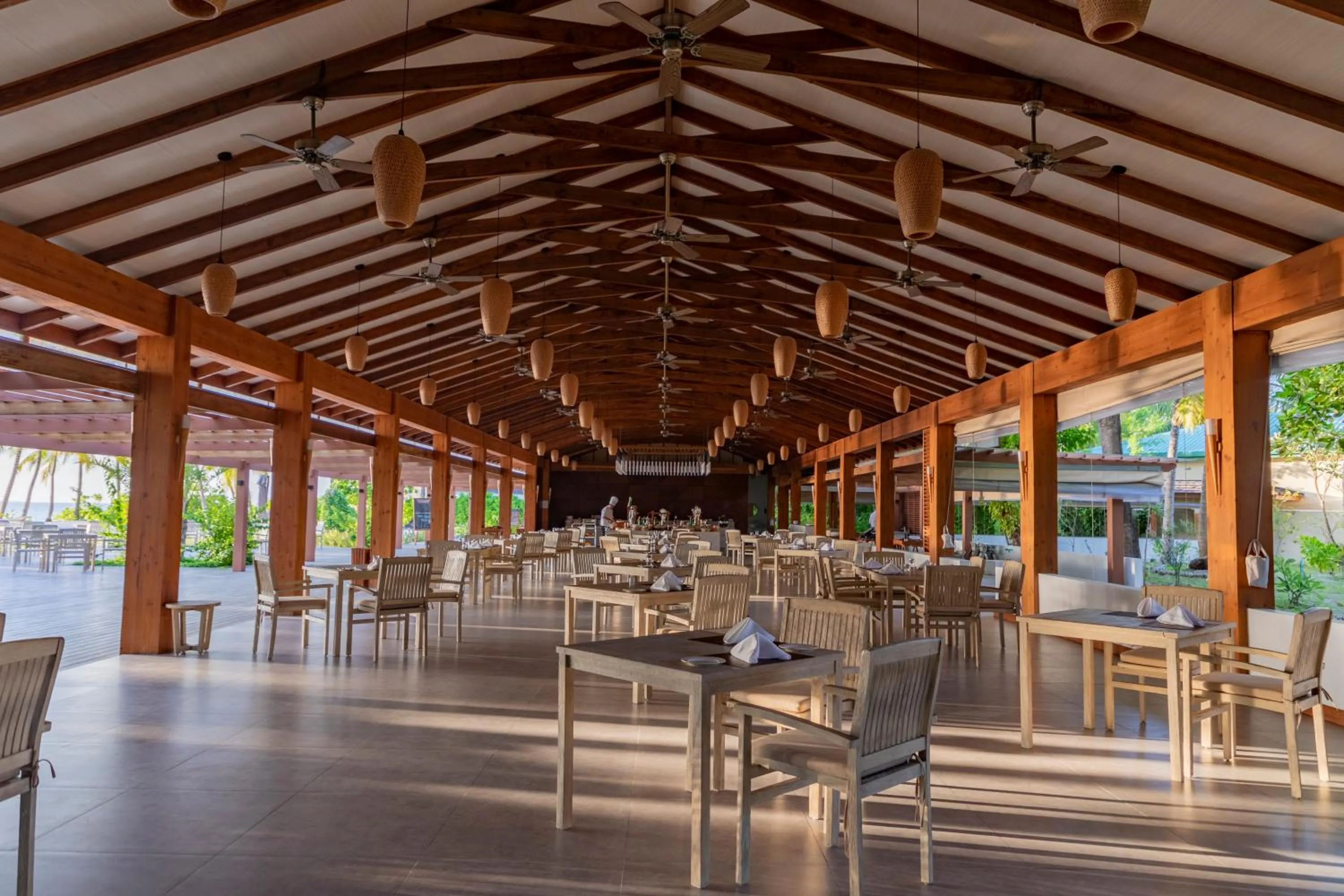 Restaurant/places to eat in Fiyavalhu Resort Maldives