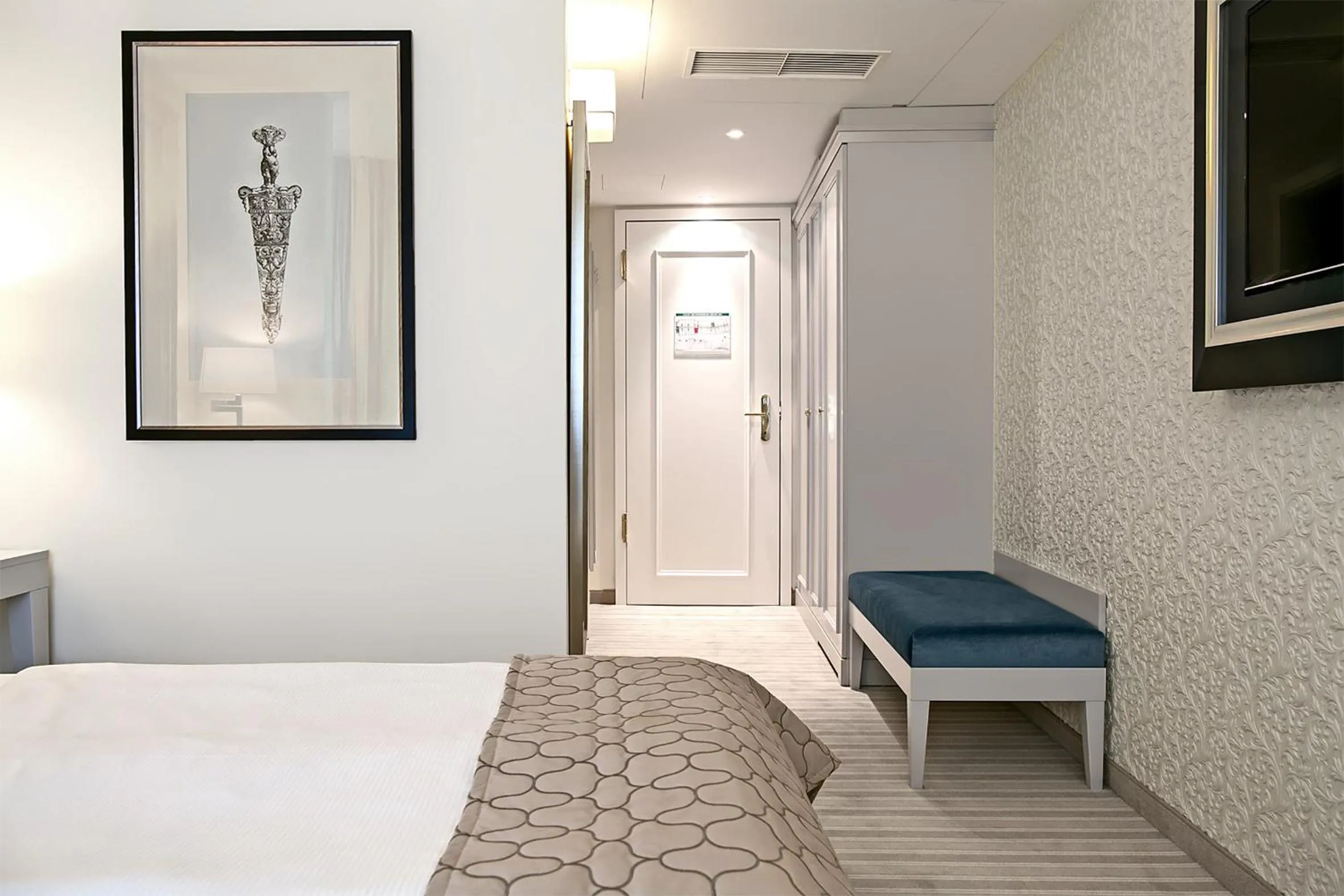 Photo of the whole room, Bed in Dorint Parkhotel Meißen