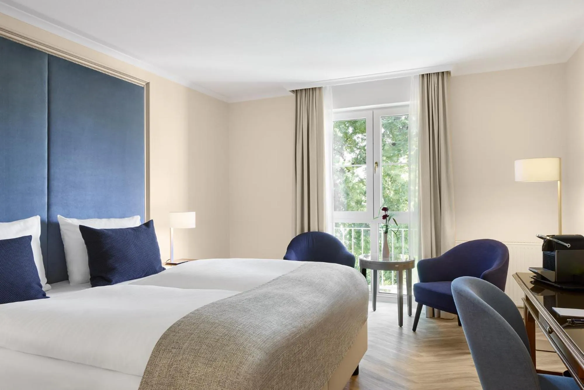 Living room, Bed in Dorint Parkhotel Meißen