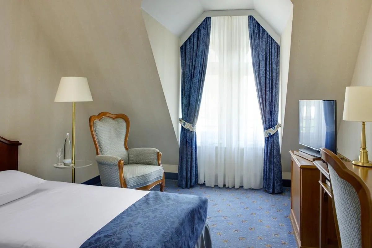 Photo of the whole room, Bed in Dorint Parkhotel Meißen