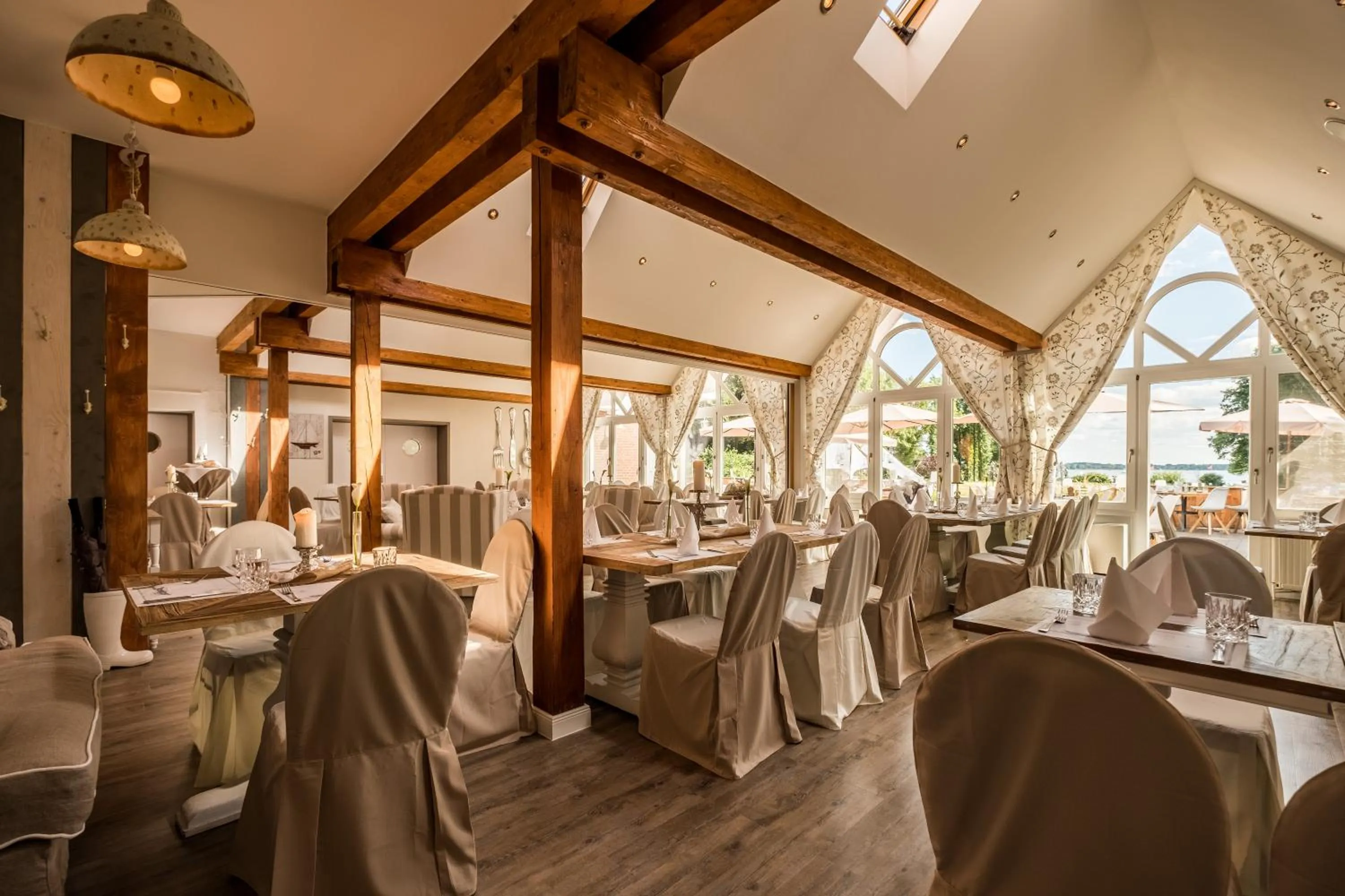 Restaurant/places to eat in Das 53°Hotel