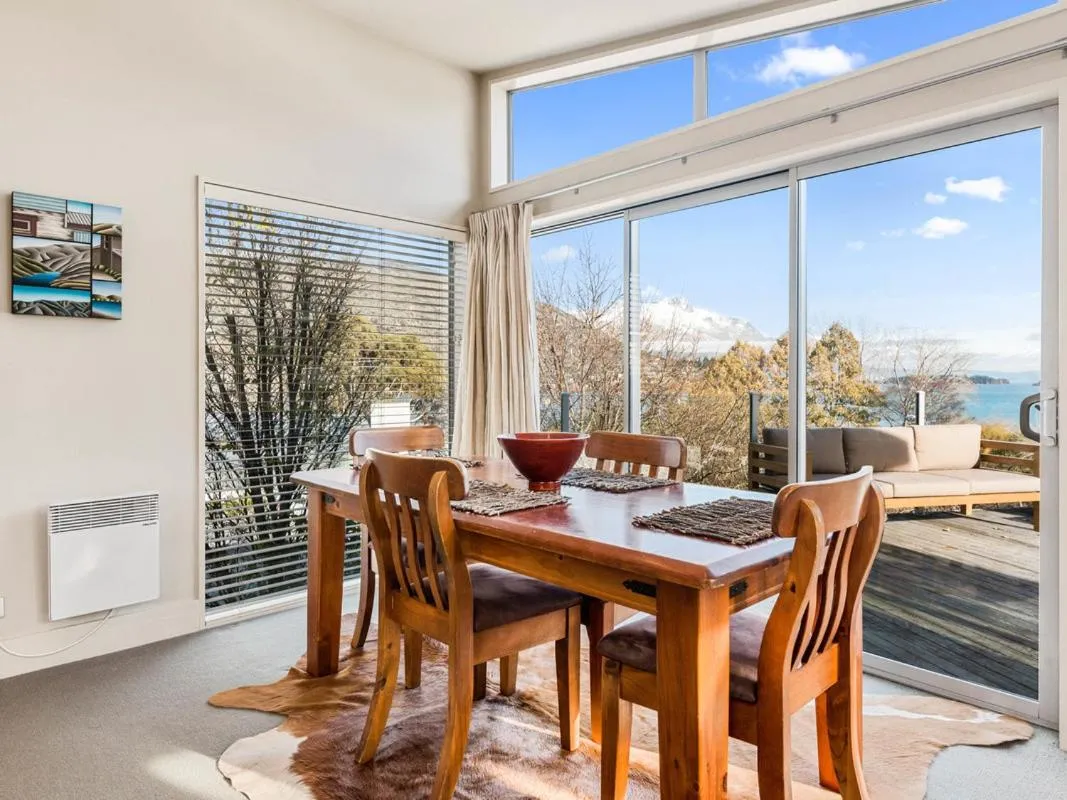 Lake Views on Yewlett - Queenstown Holiday Home