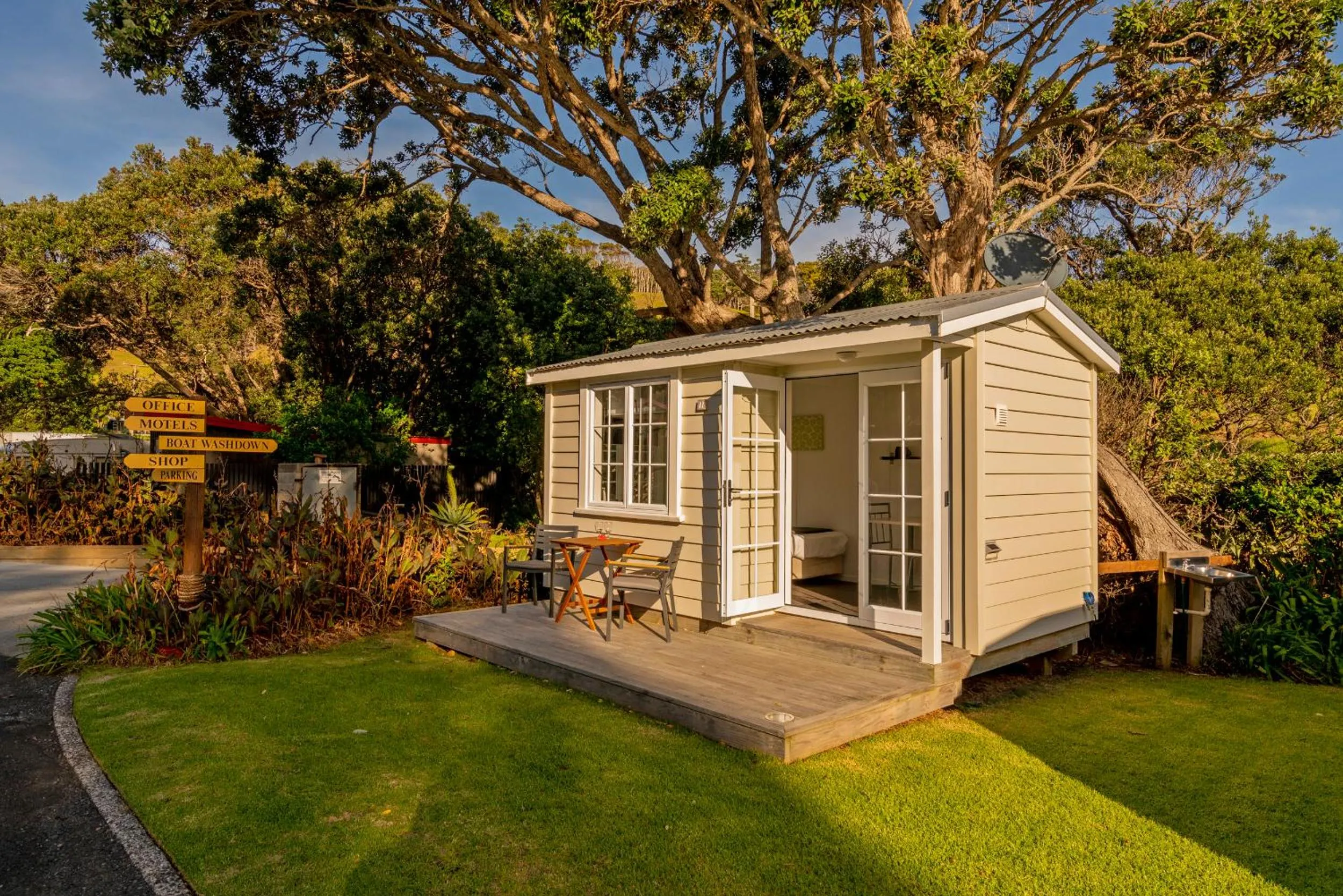 Facade/entrance in Anglers Lodge