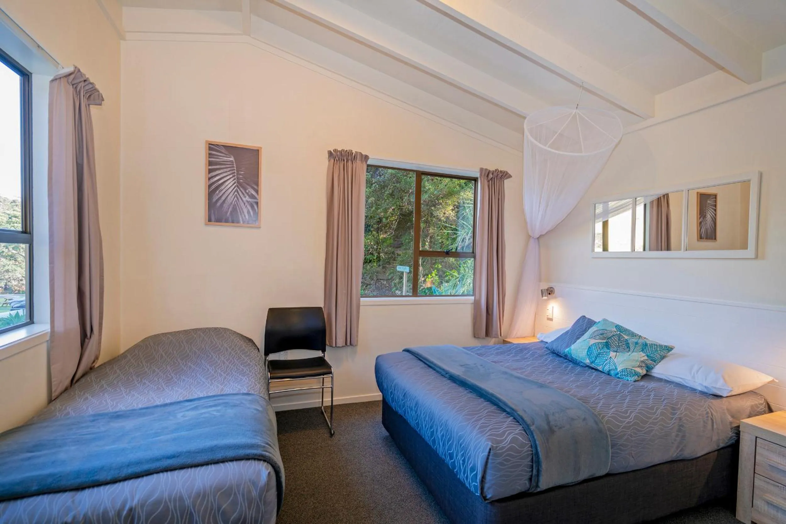 Photo of the whole room, Bed in Anglers Lodge