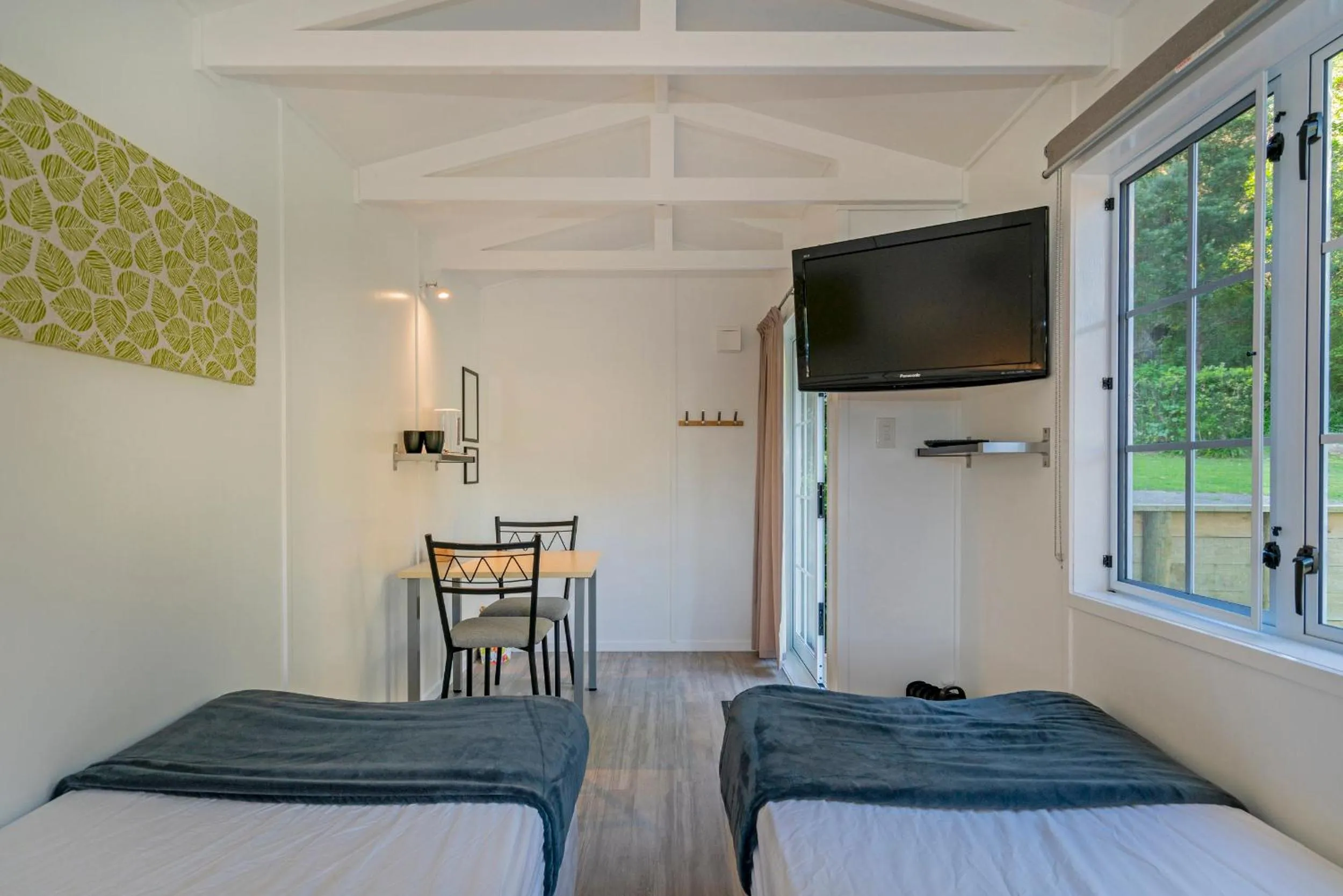 Photo of the whole room, Bed in Anglers Lodge