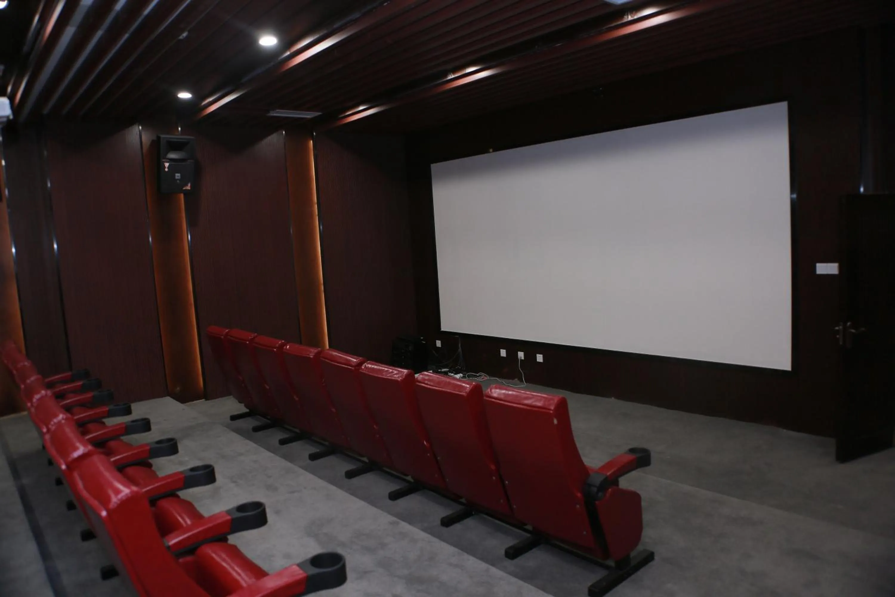 Evening entertainment in Sealong Bay ZhongQi Conifer Hotel 海龙湾中启康年酒店