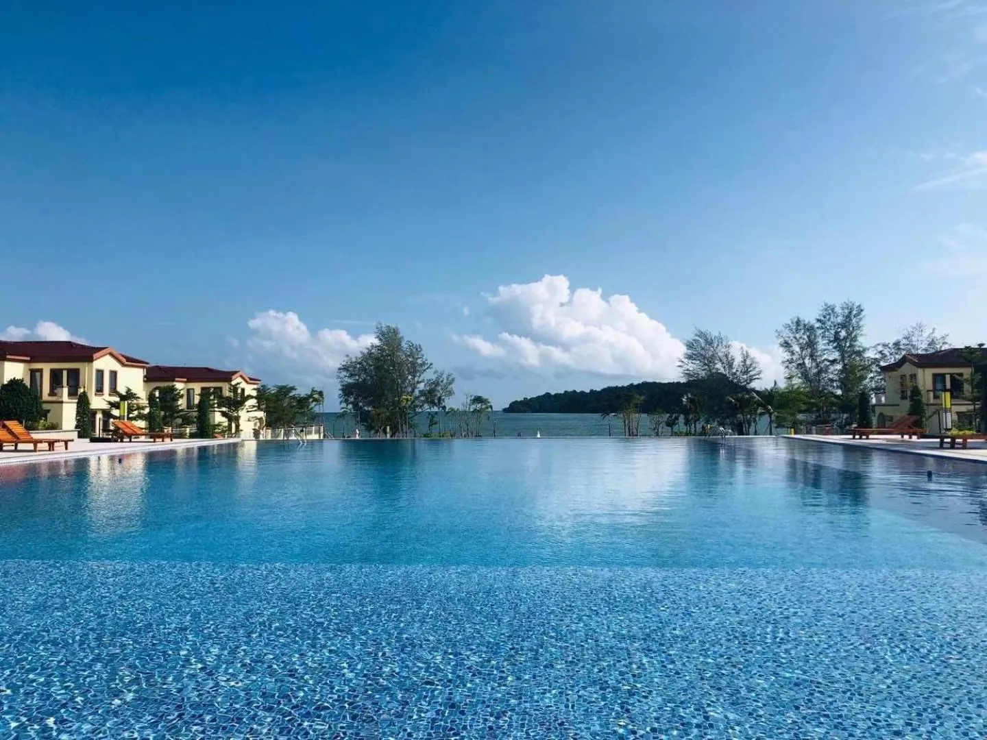 Swimming pool in Sealong Bay ZhongQi Conifer Hotel 海龙湾中启康年酒店