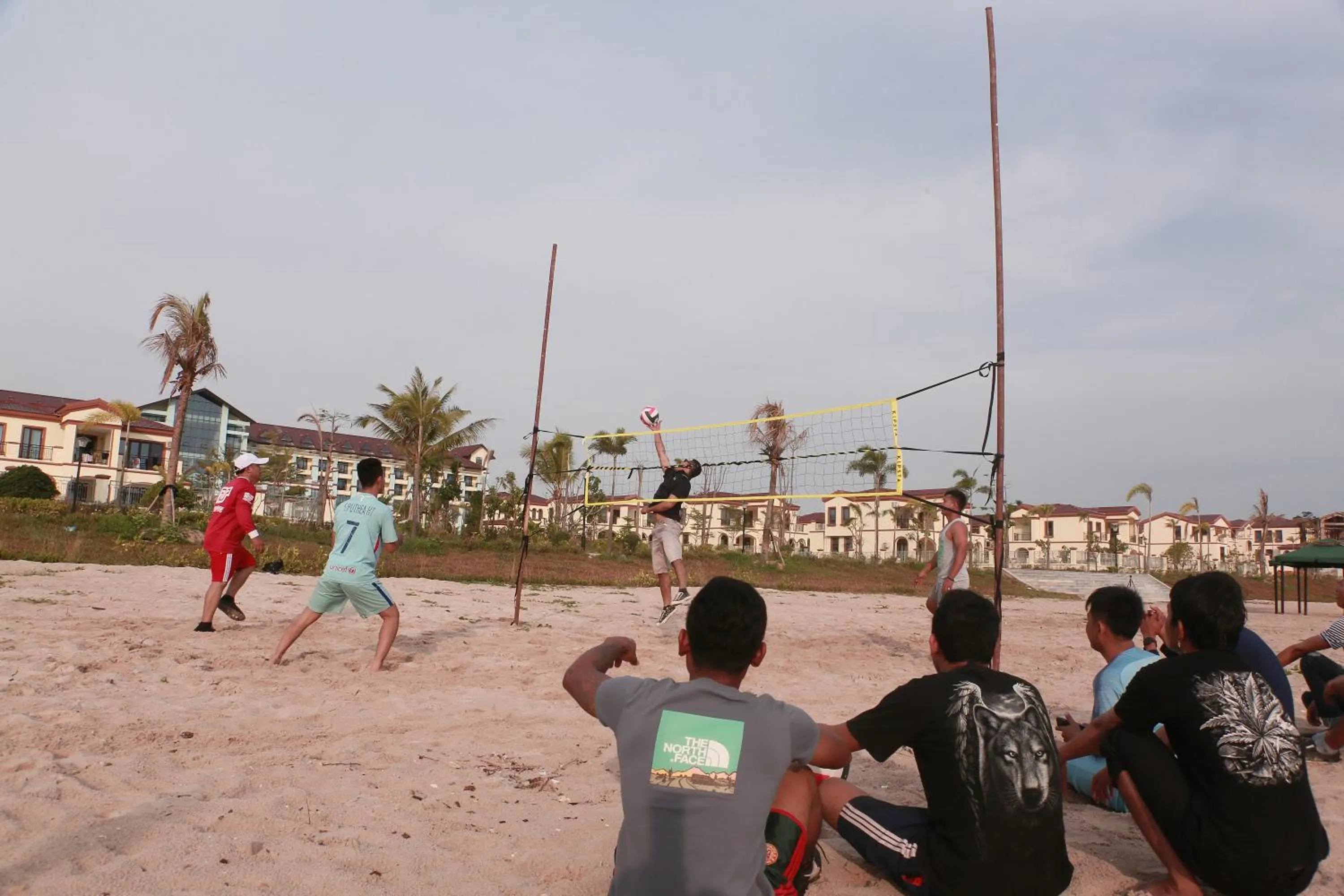 People in Sealong Bay ZhongQi Conifer Hotel 海龙湾中启康年酒店