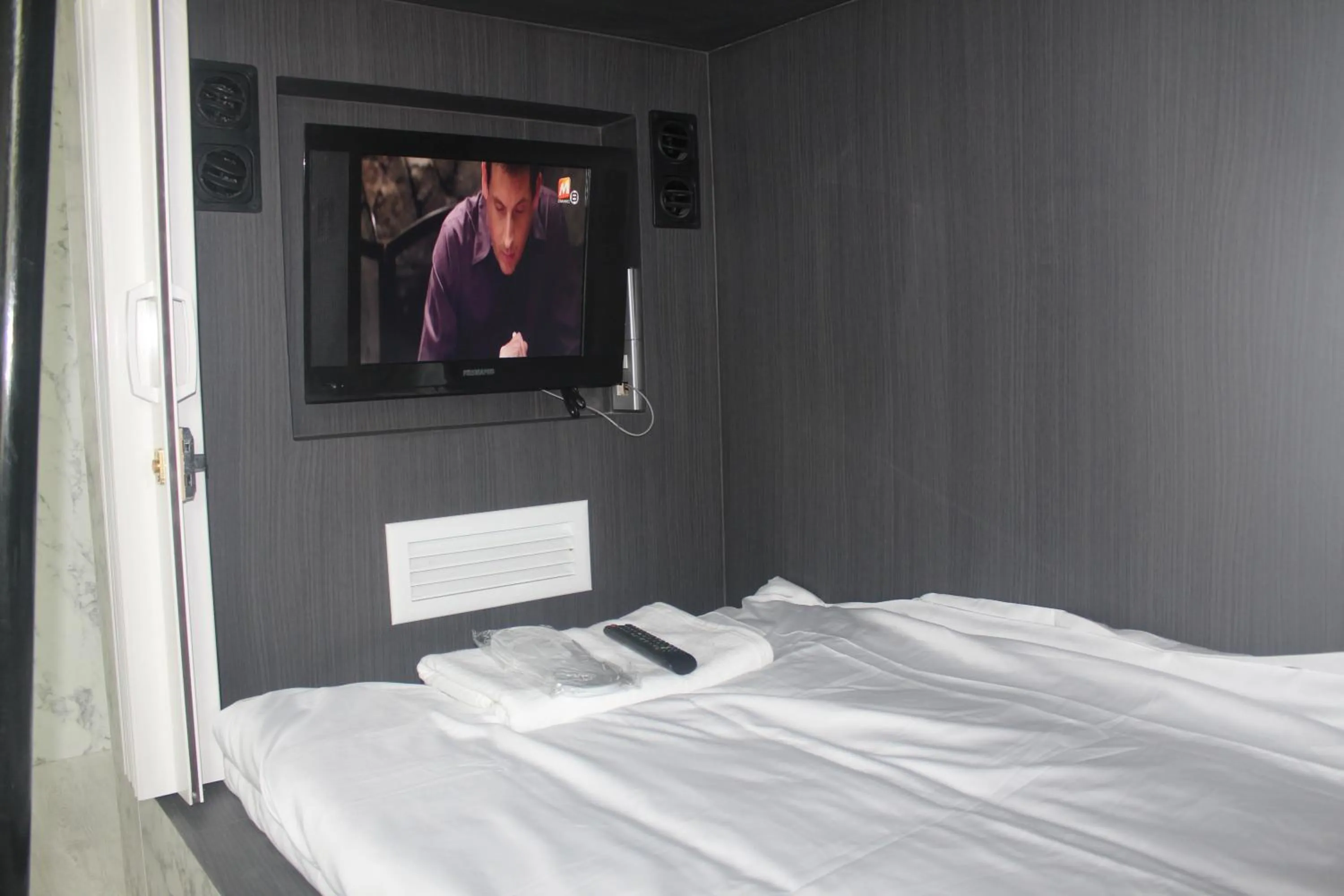 TV and multimedia, Bed in H-District Boutique Poshotel