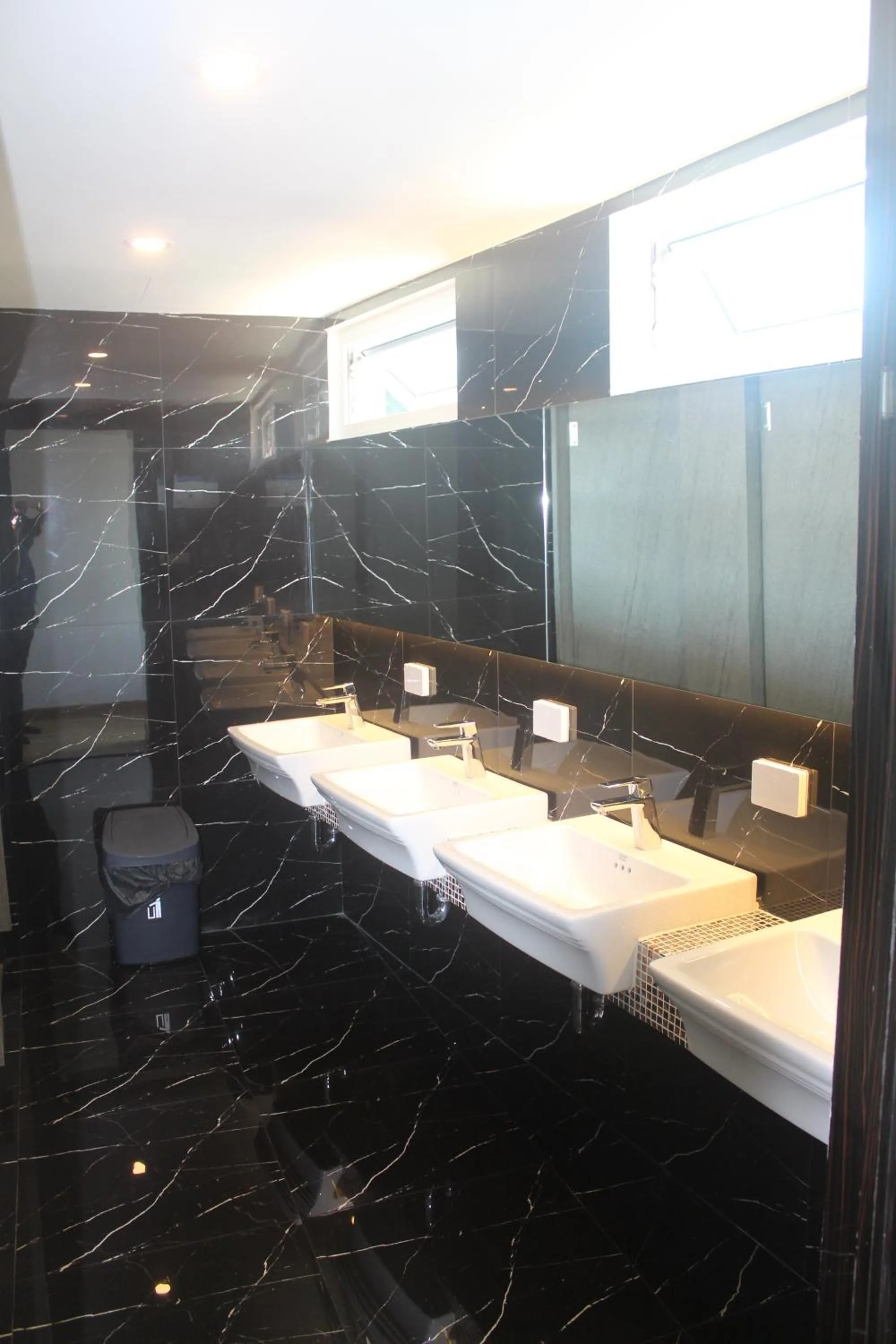 Toilet in H-District Boutique Poshotel