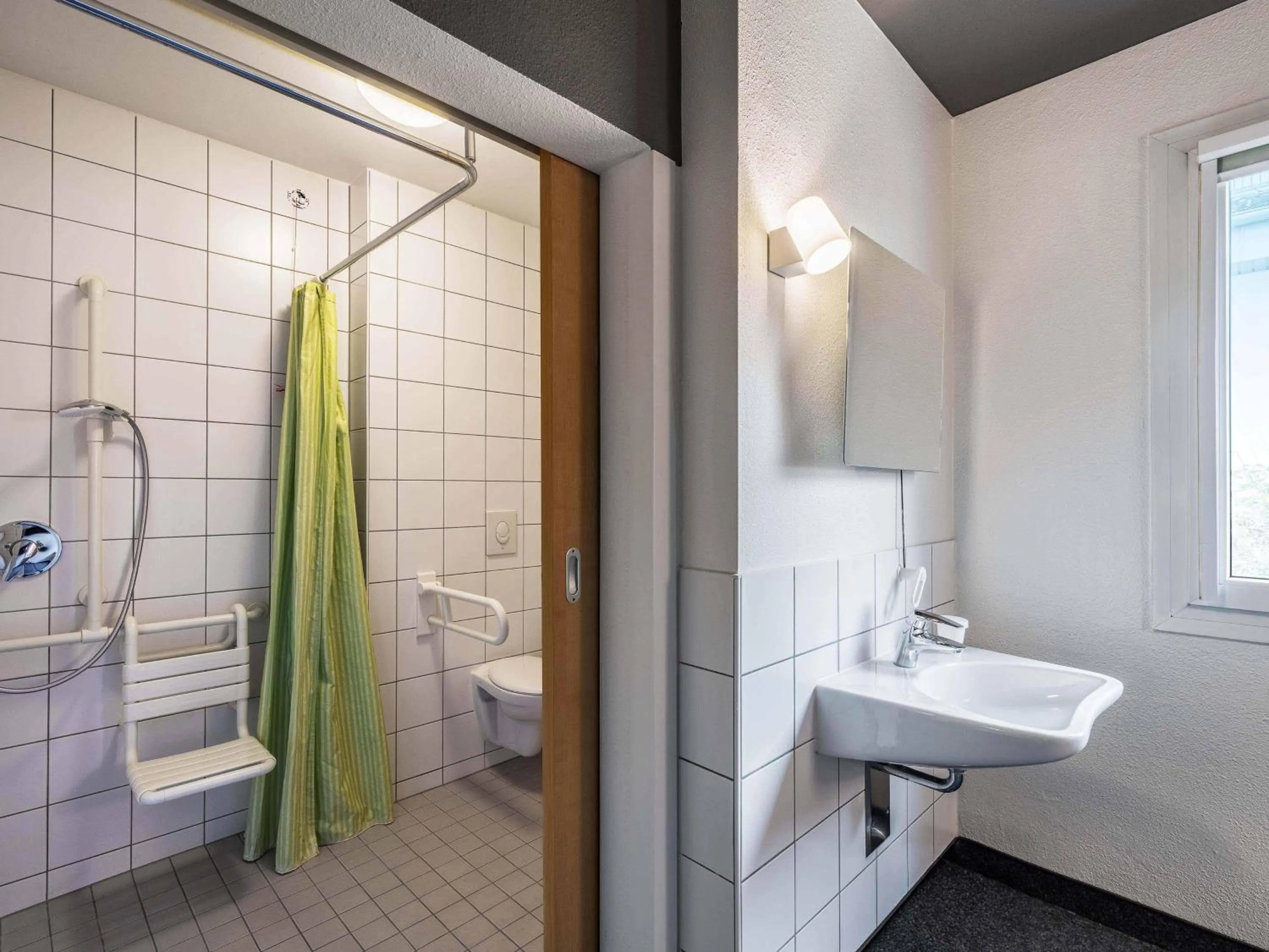 Bathroom in B&B HOTEL Mainz-Süd