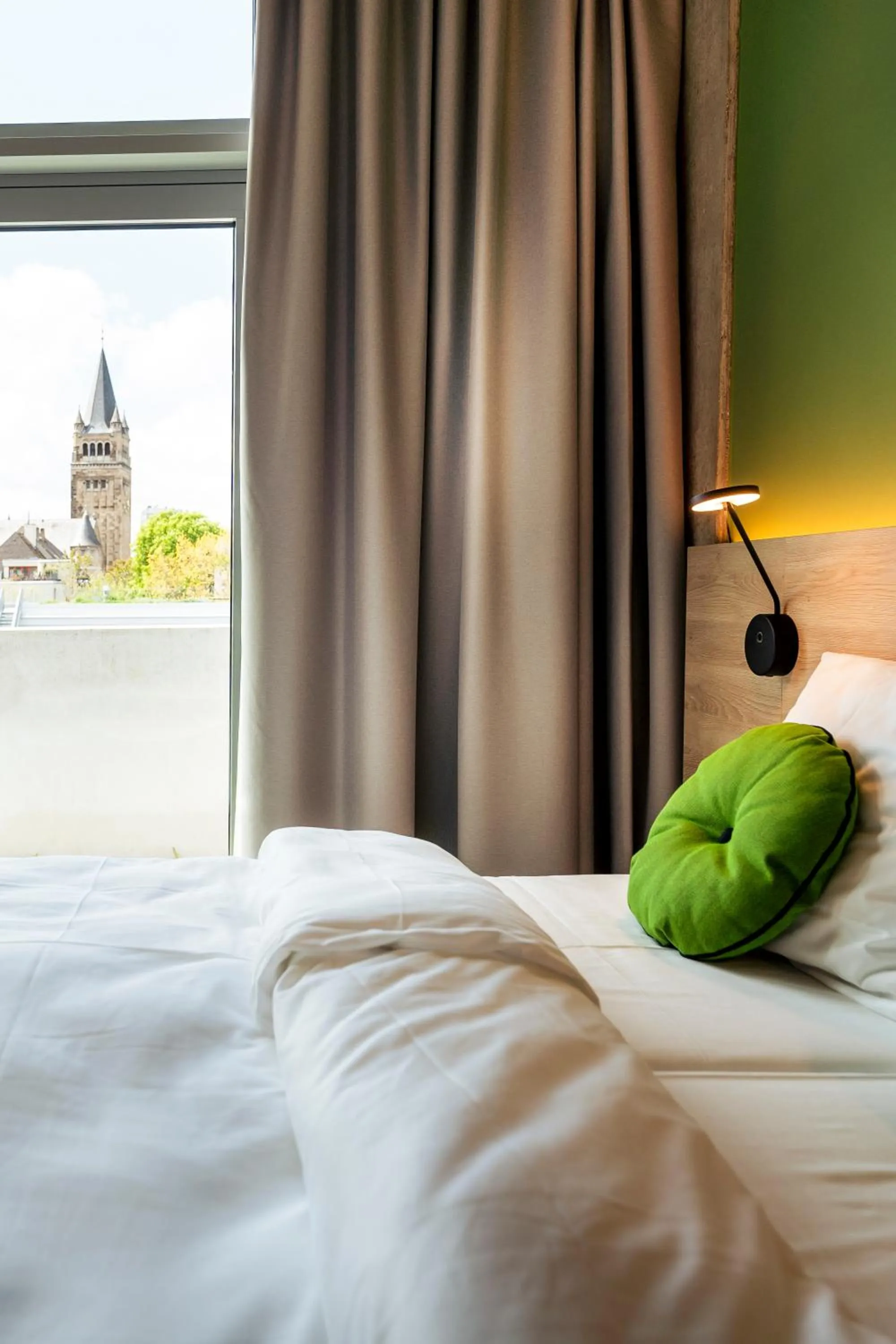 Photo of the whole room, Bed in TheClouth