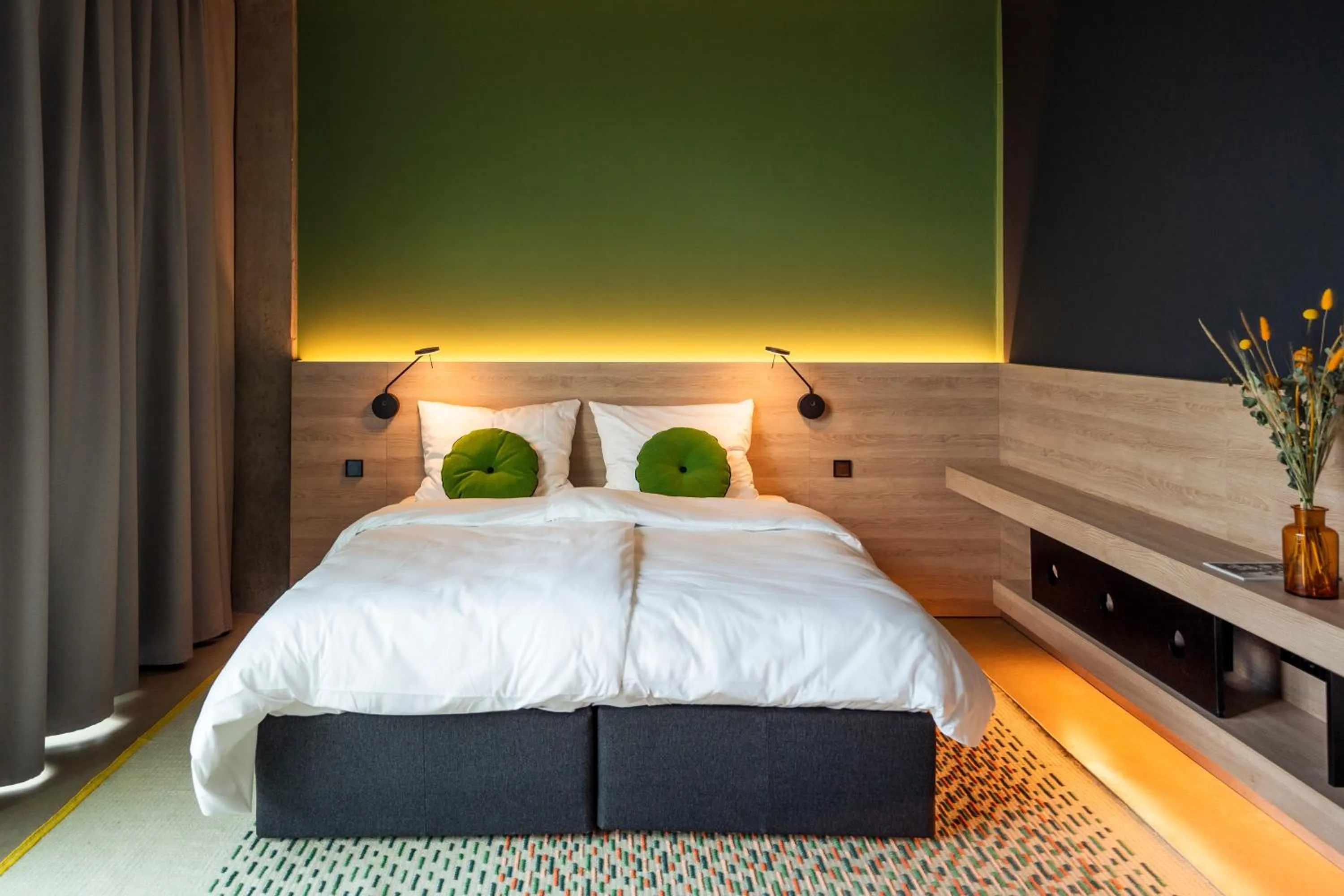 Photo of the whole room, Bed in TheClouth