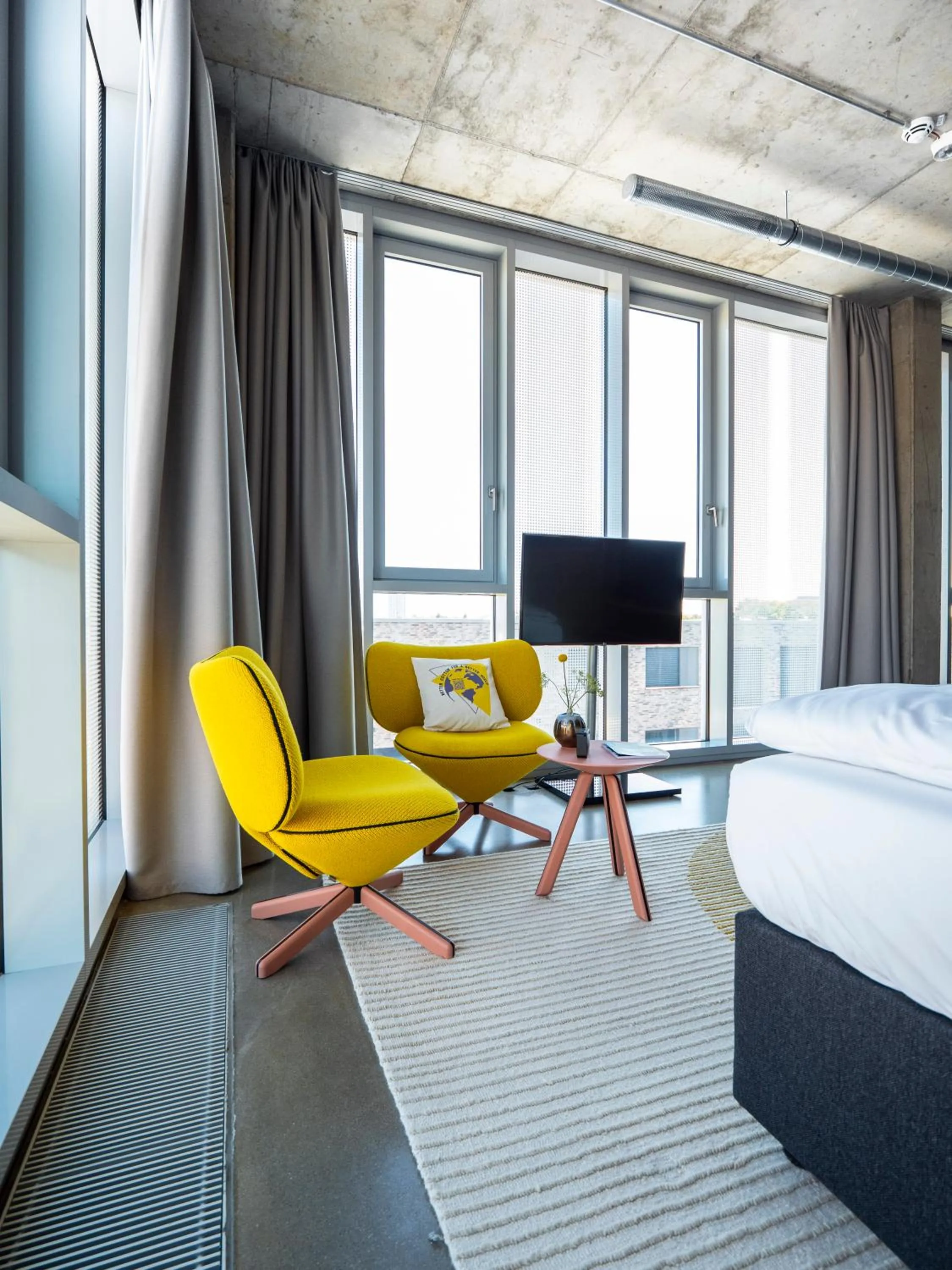 Photo of the whole room in TheClouth