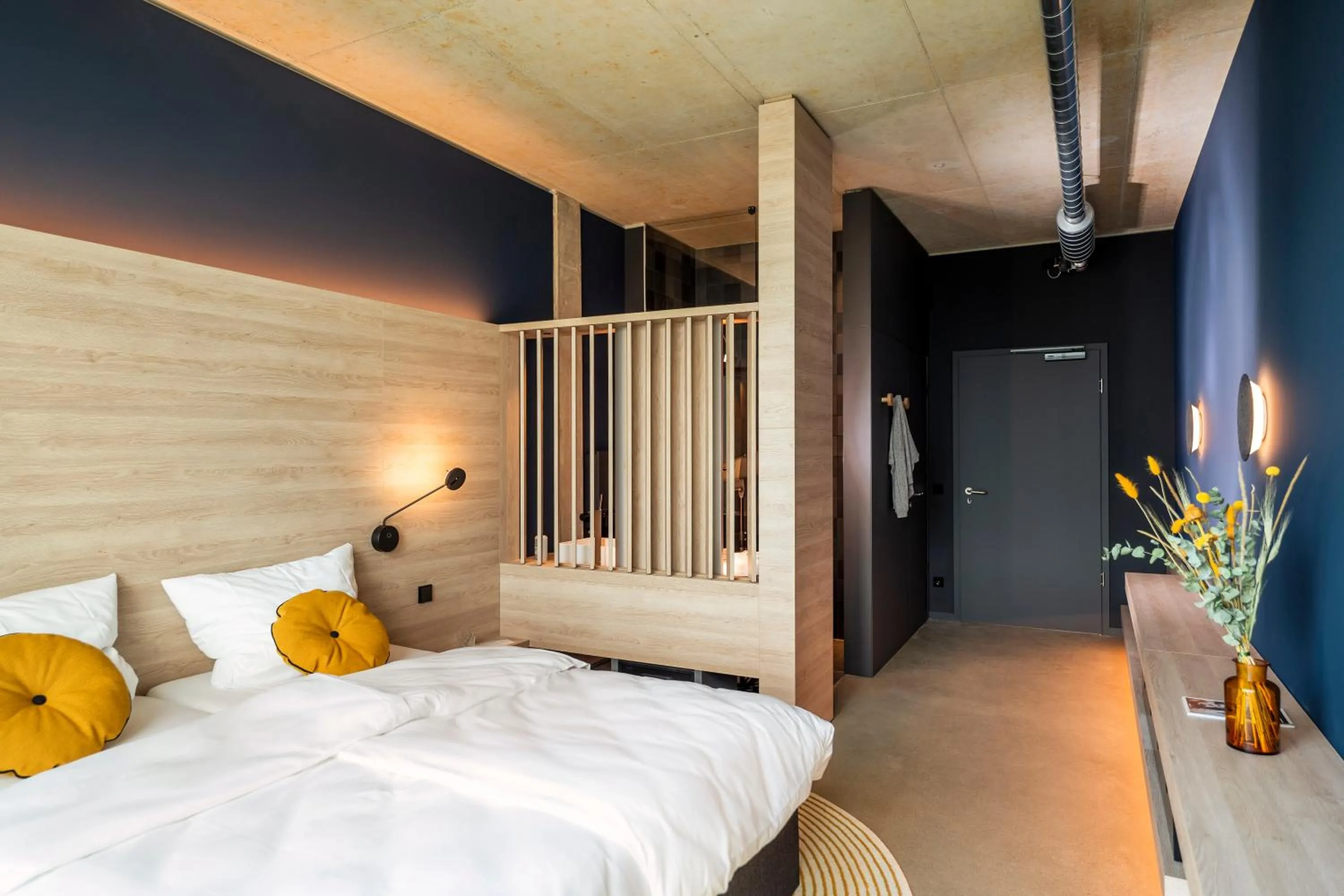 Photo of the whole room, Bed in TheClouth