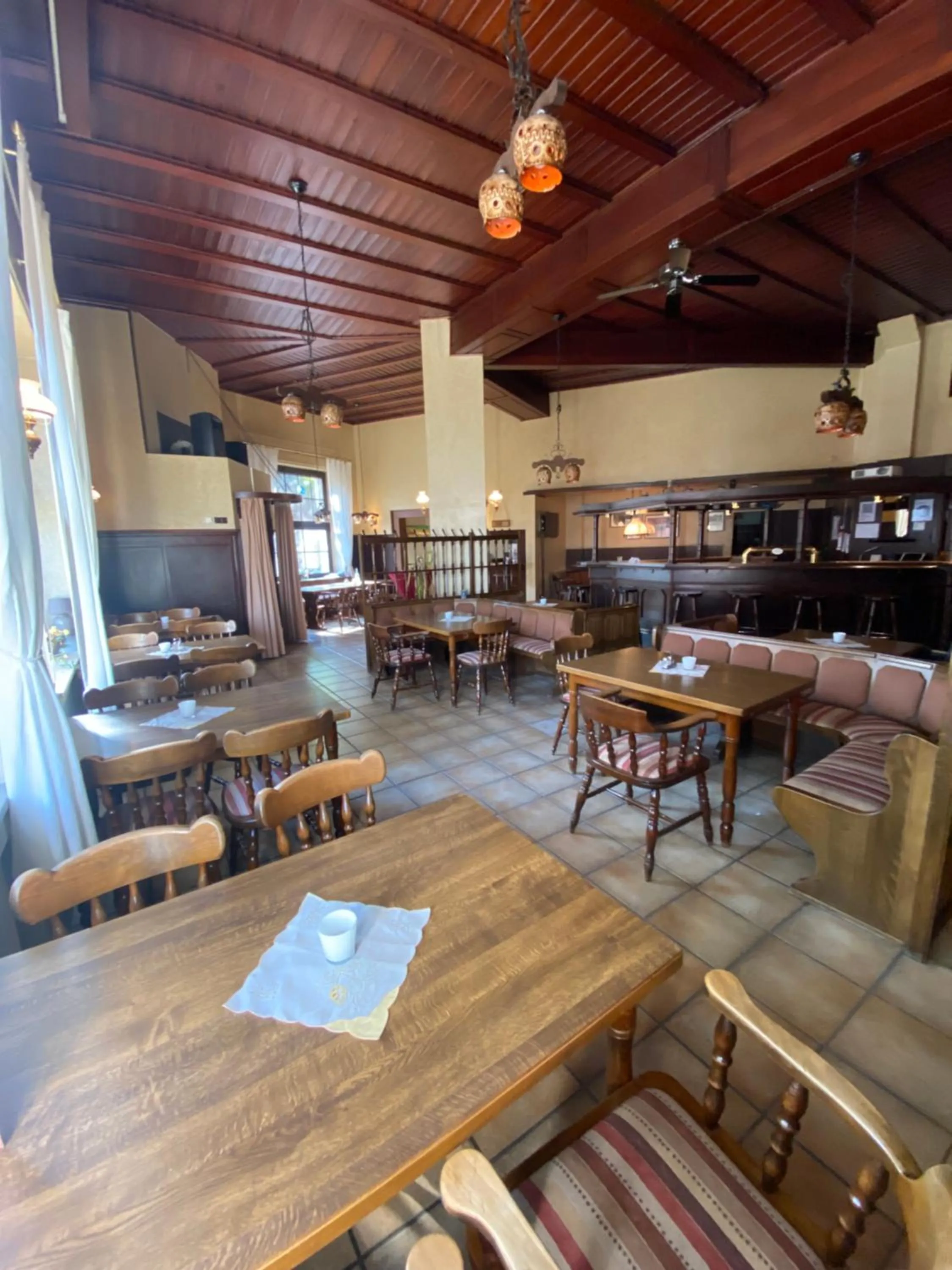 Restaurant/places to eat in Hotel Montan