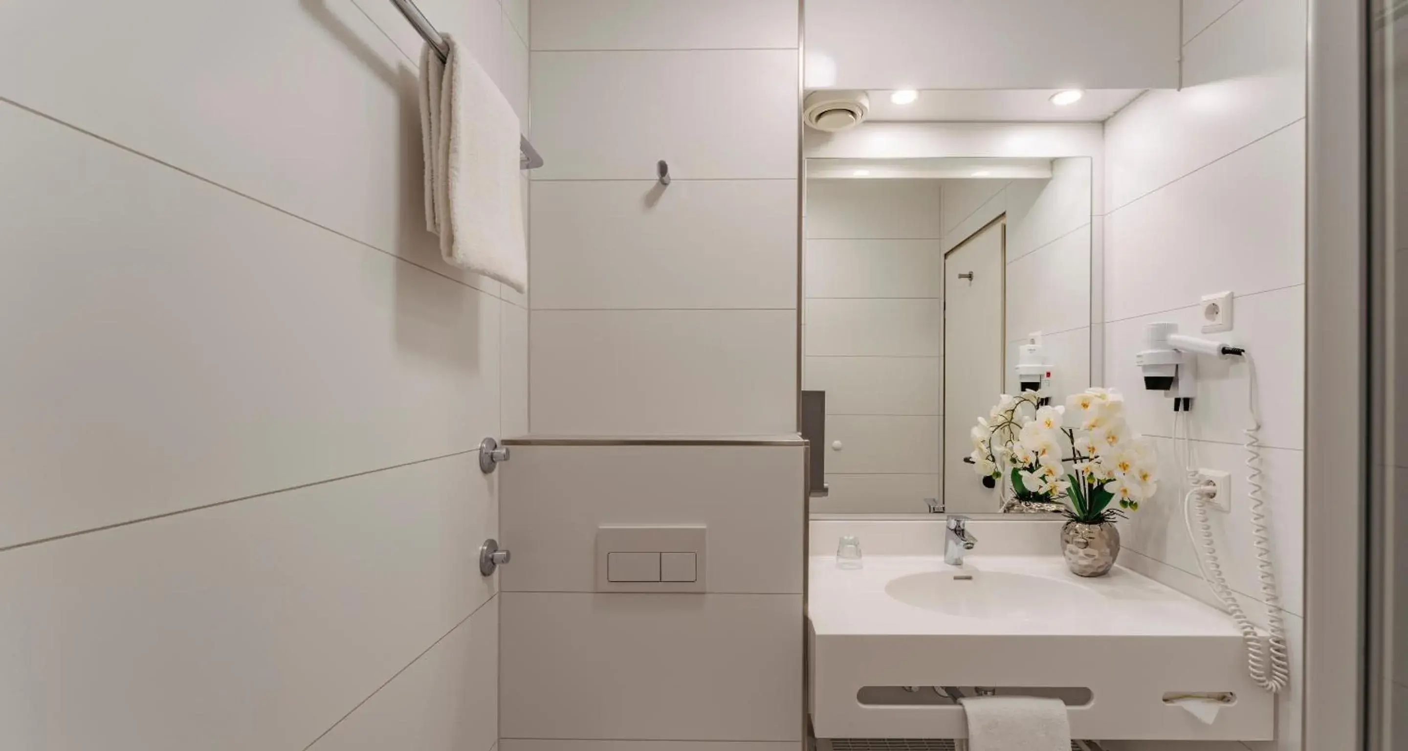 Bathroom in PLAZA INN Karlsruhe Nord Bathroom in PLAZA INN Karlsruhe Nord