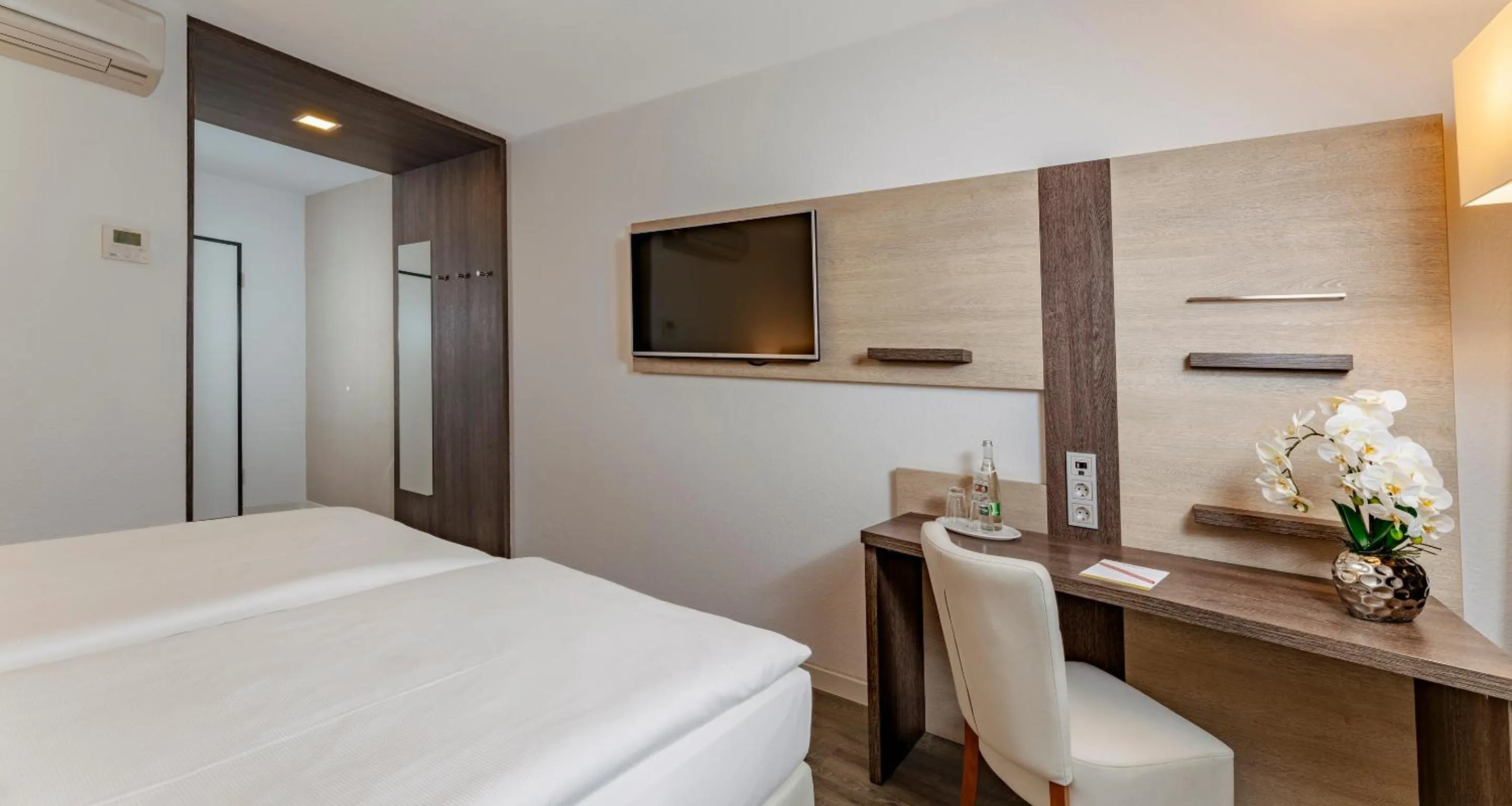 Photo of the whole room, Bed in PLAZA INN Karlsruhe Nord