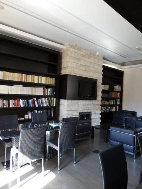 Communal lounge/ TV room in Hotel Il Cantico St. Peter