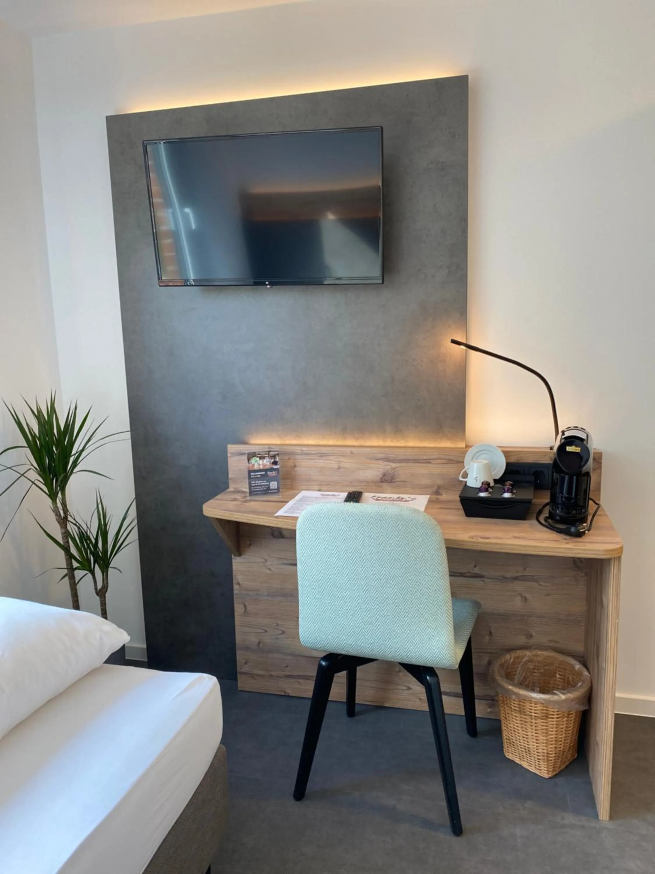 Photo of the whole room, Bed in Hotel Mintarder Wasserbahnhof