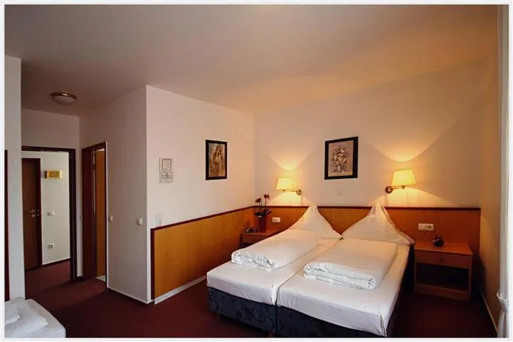 Bedroom, Bed in Hotel Zur Linde