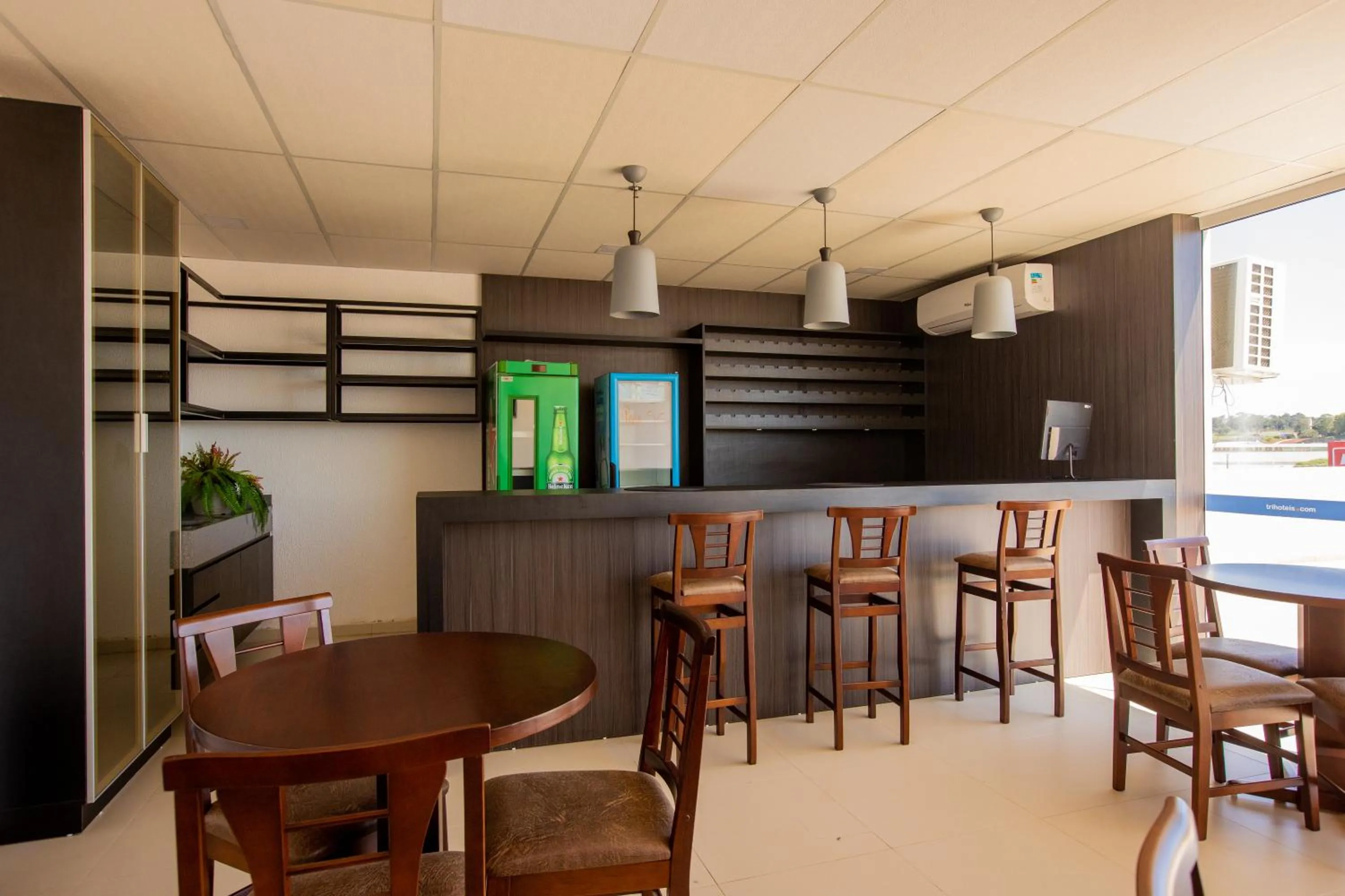 Lounge or bar in Tri Hotel Chapecó