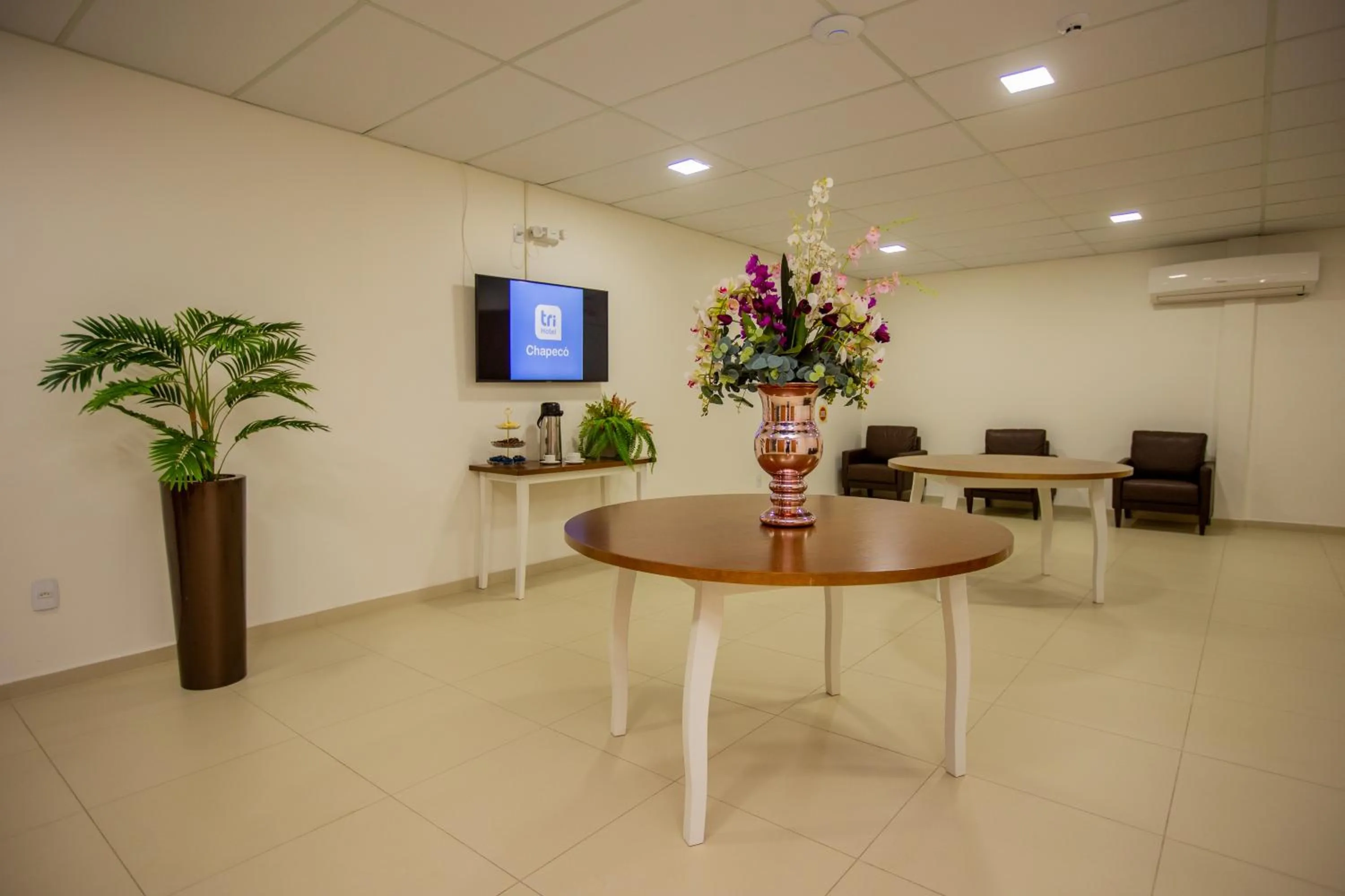 Communal lounge/ TV room in Tri Hotel Chapecó