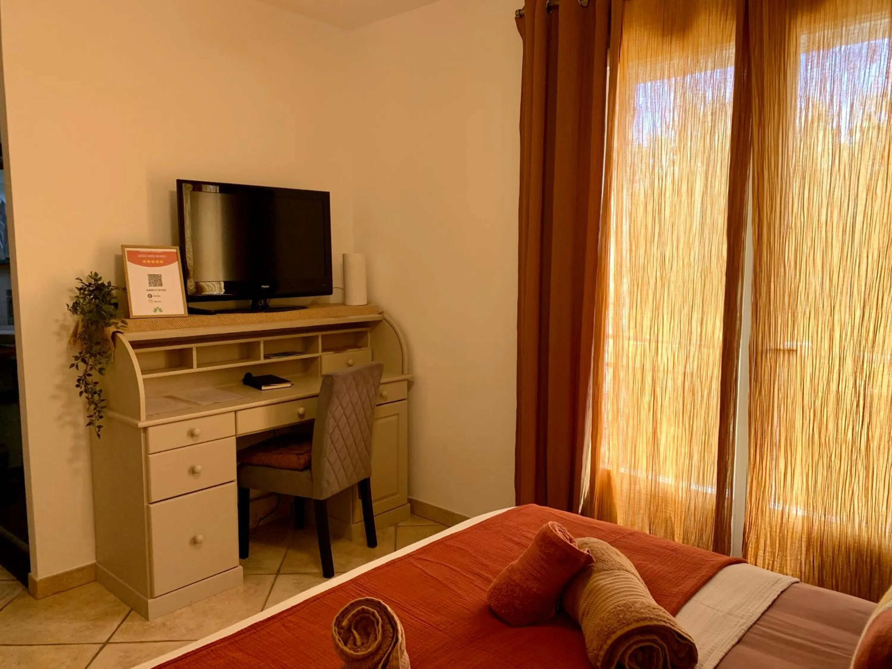 Photo of the whole room, Bed in Villa fiora chambre