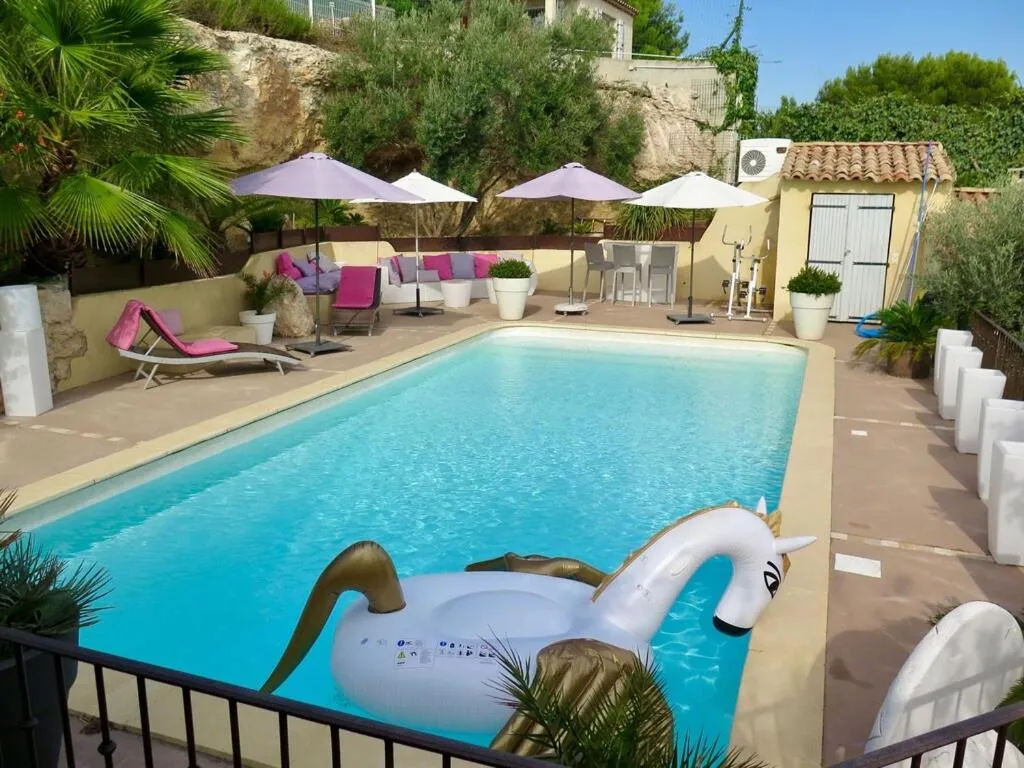 Swimming pool in Villa fiora chambre