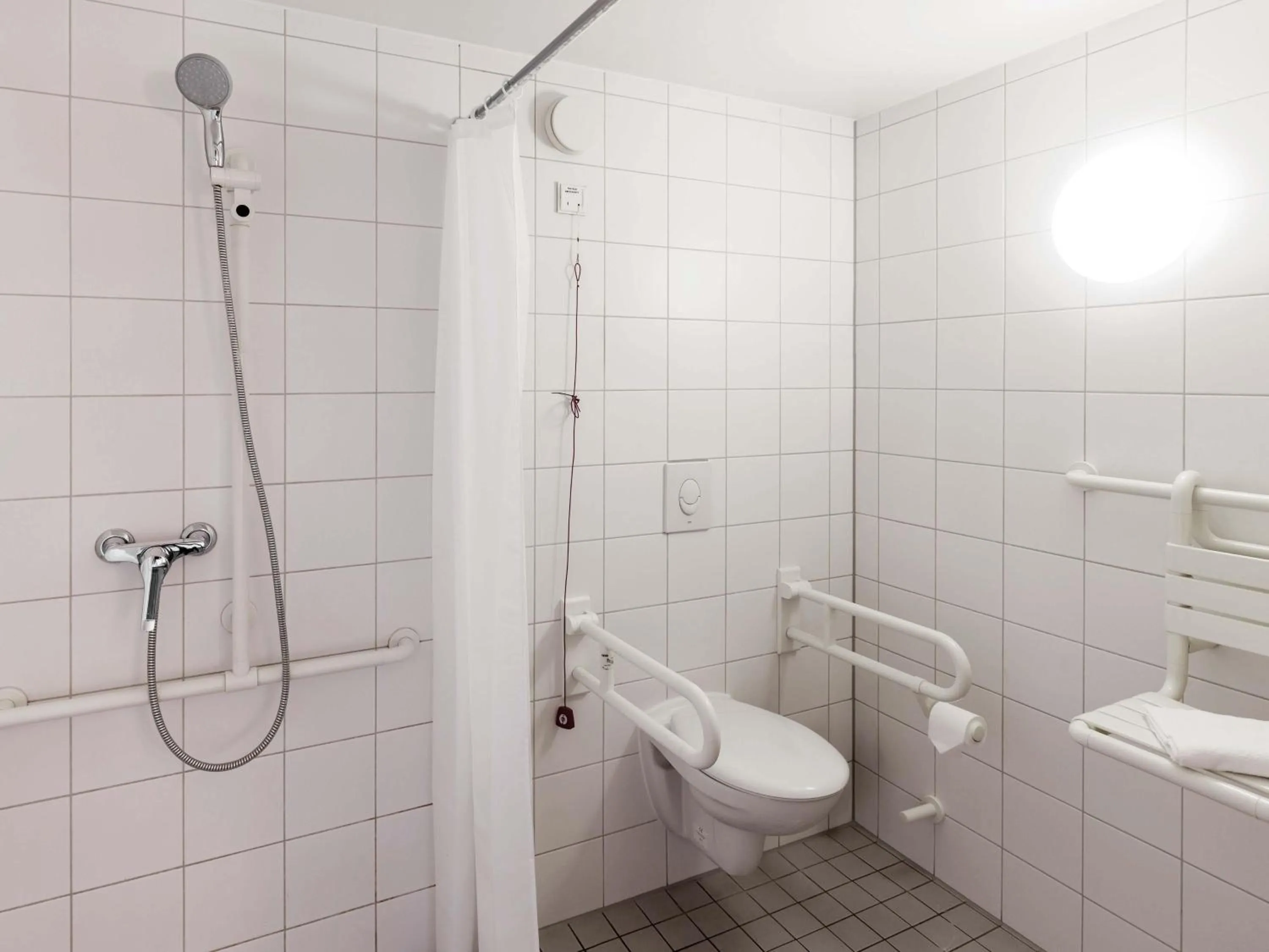 Bathroom in B&B HOTEL Koblenz-Nord